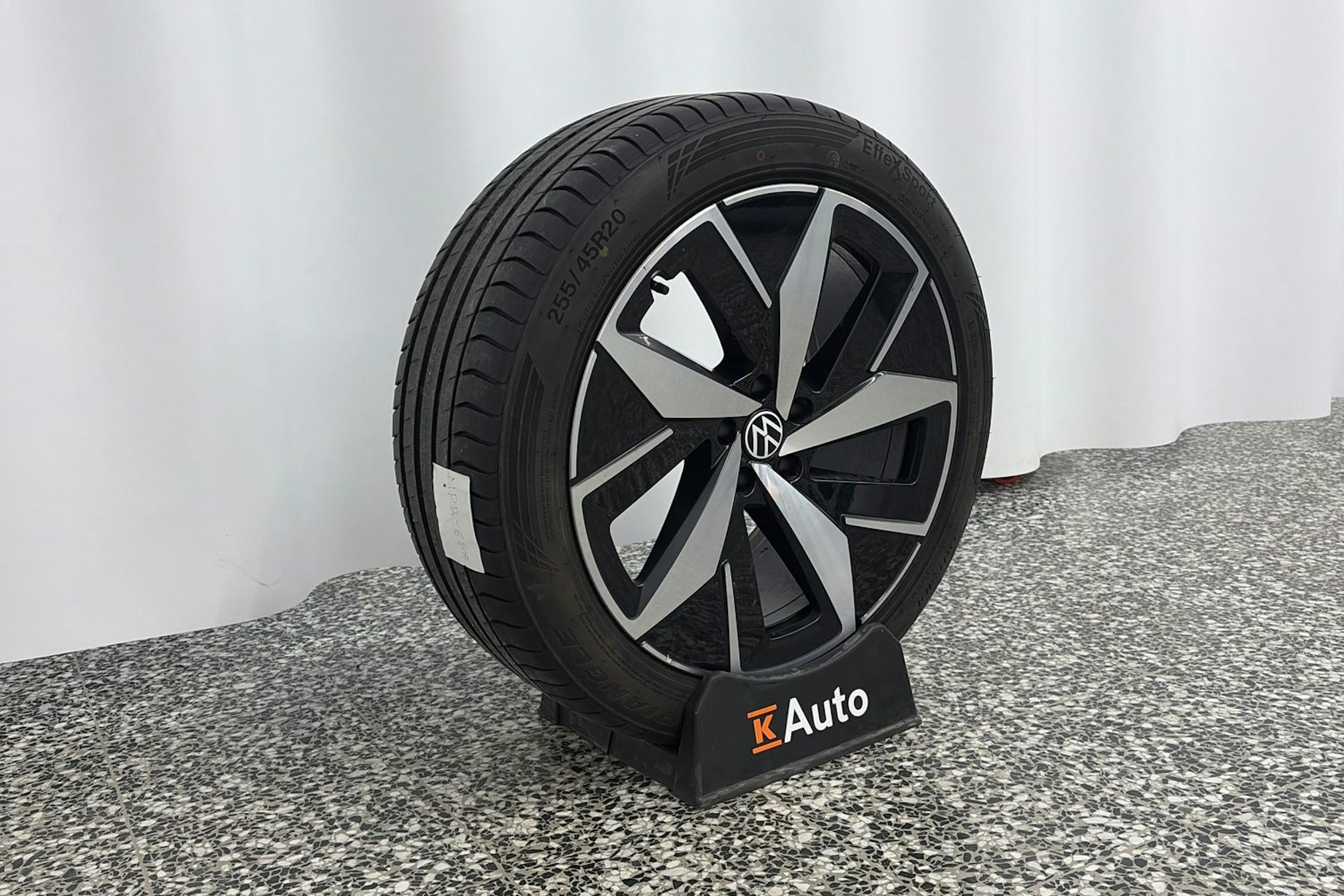 musta Volkswagen ID.4 2022 kuva 13.