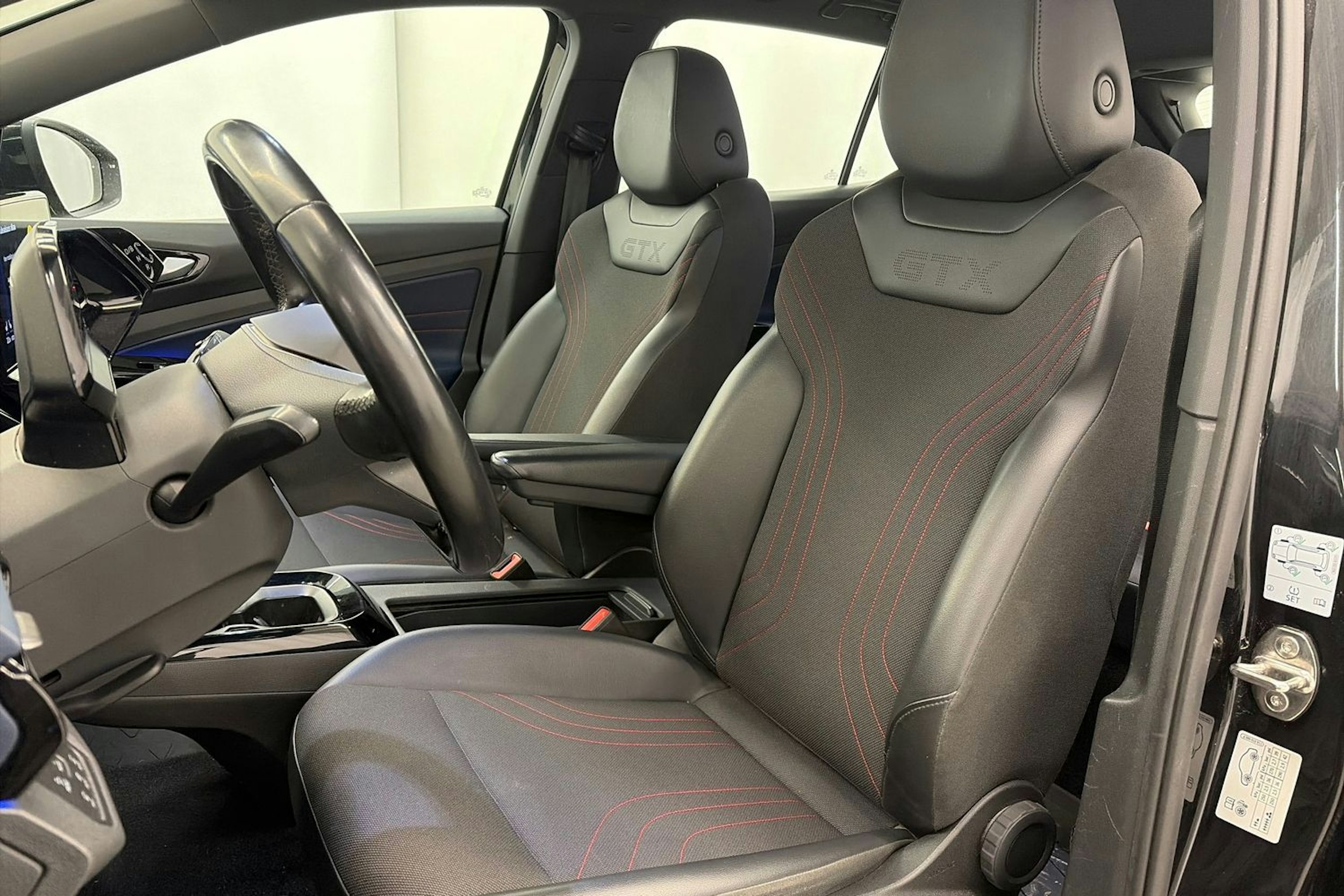 musta Volkswagen ID.4 2022 kuva 16.