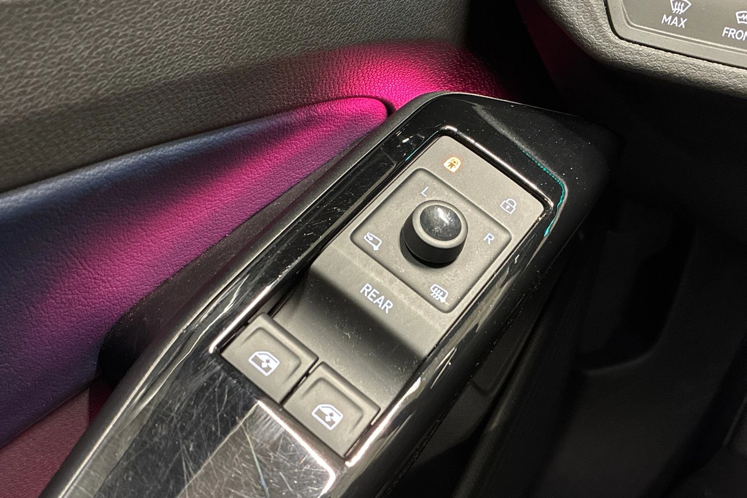 punainen Volkswagen ID.4 2022 kuva 16.