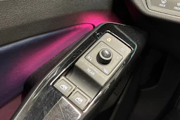 punainen Volkswagen ID.4 2022 kuva 16.