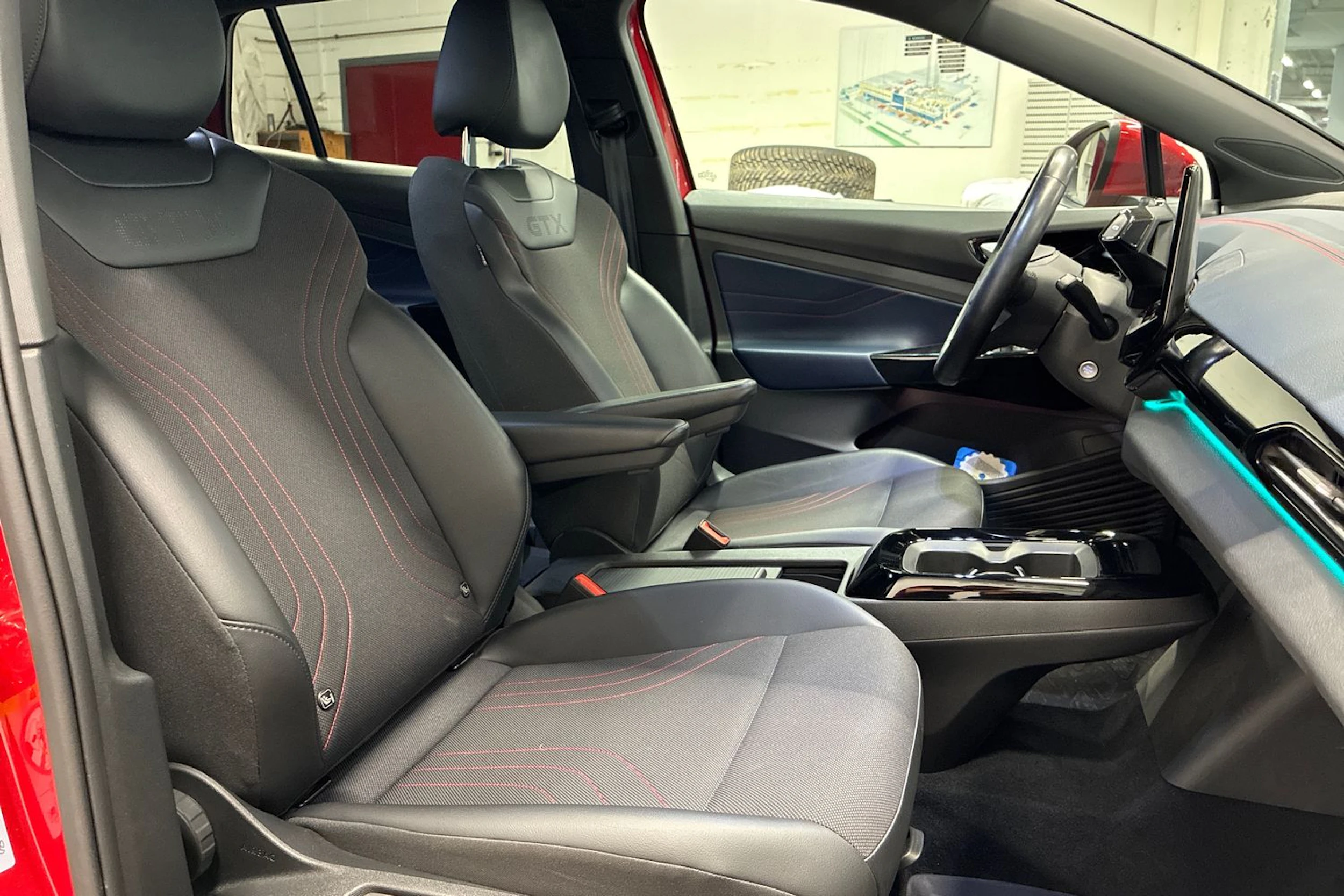 punainen Volkswagen ID.4 2022 kuva 25.