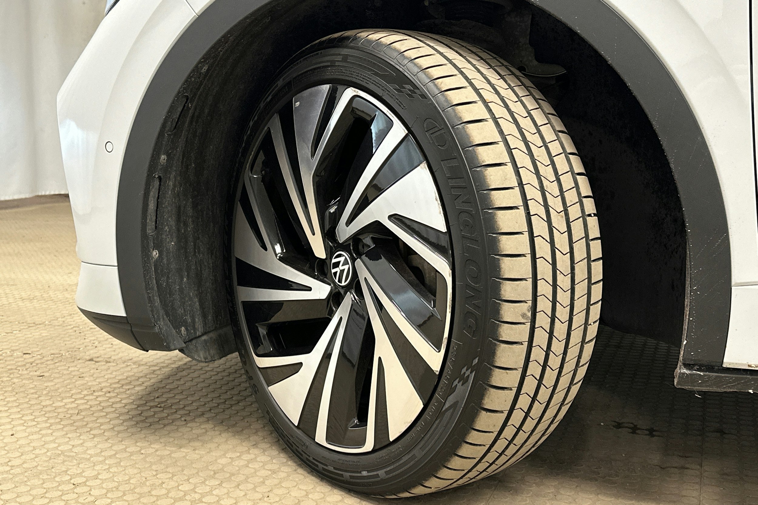 valkoinen Volkswagen ID.4 2022 kuva 10.