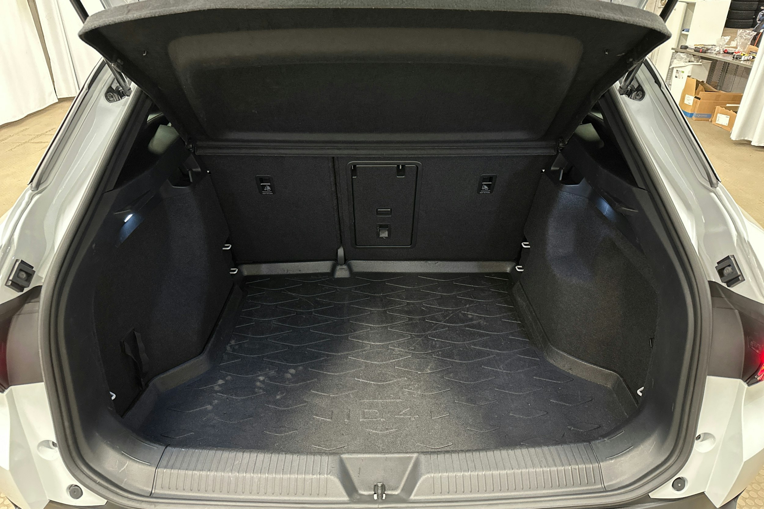 valkoinen Volkswagen ID.4 2022 kuva 11.