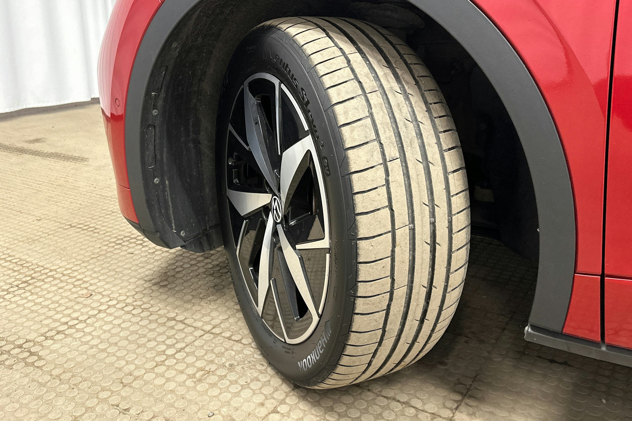 punainen Volkswagen ID.4 2022 kuva 13.