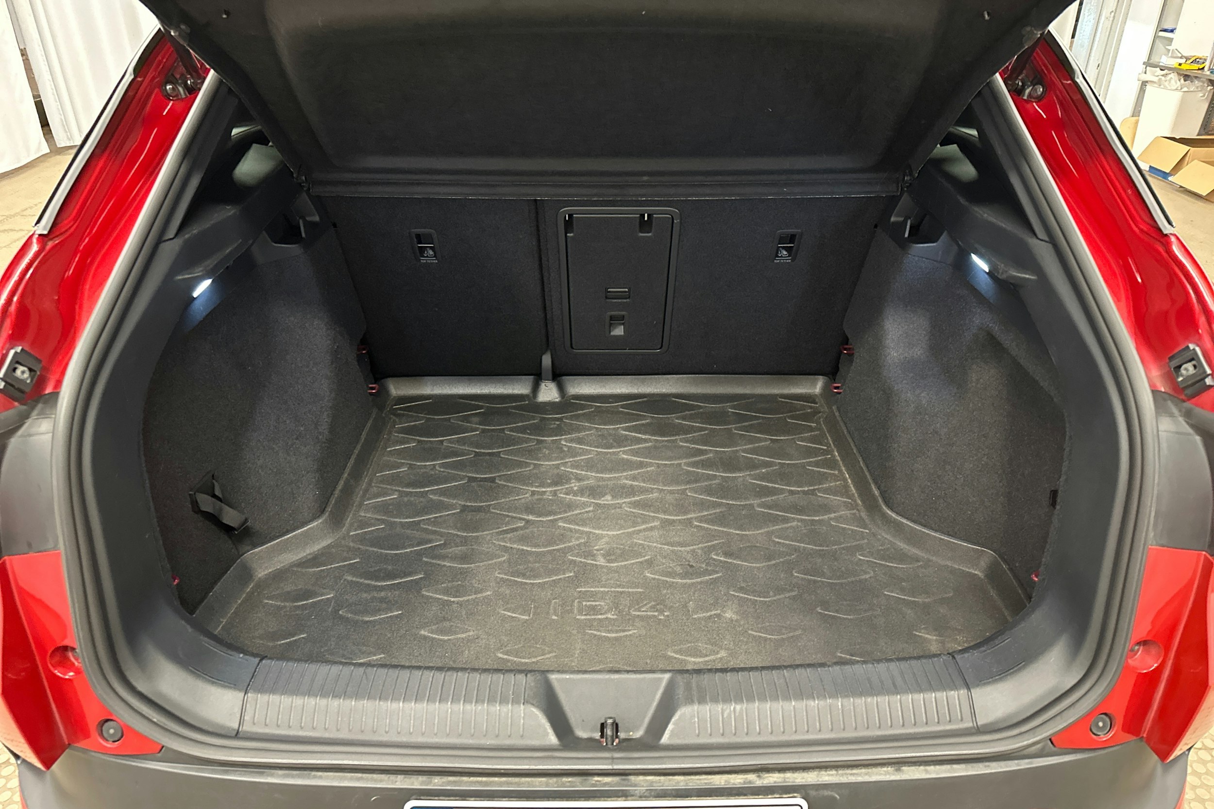punainen Volkswagen ID.4 2022 kuva 14.