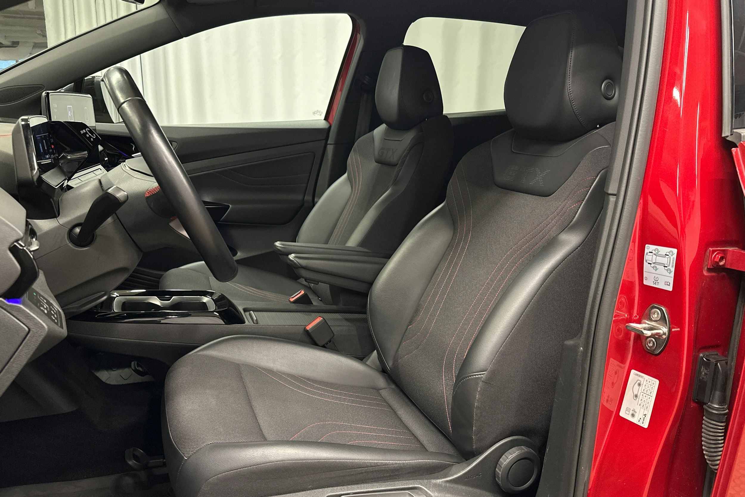 punainen Volkswagen ID.4 2022 kuva 15.