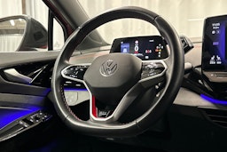 punainen Volkswagen ID.4 2022 kuva 16.