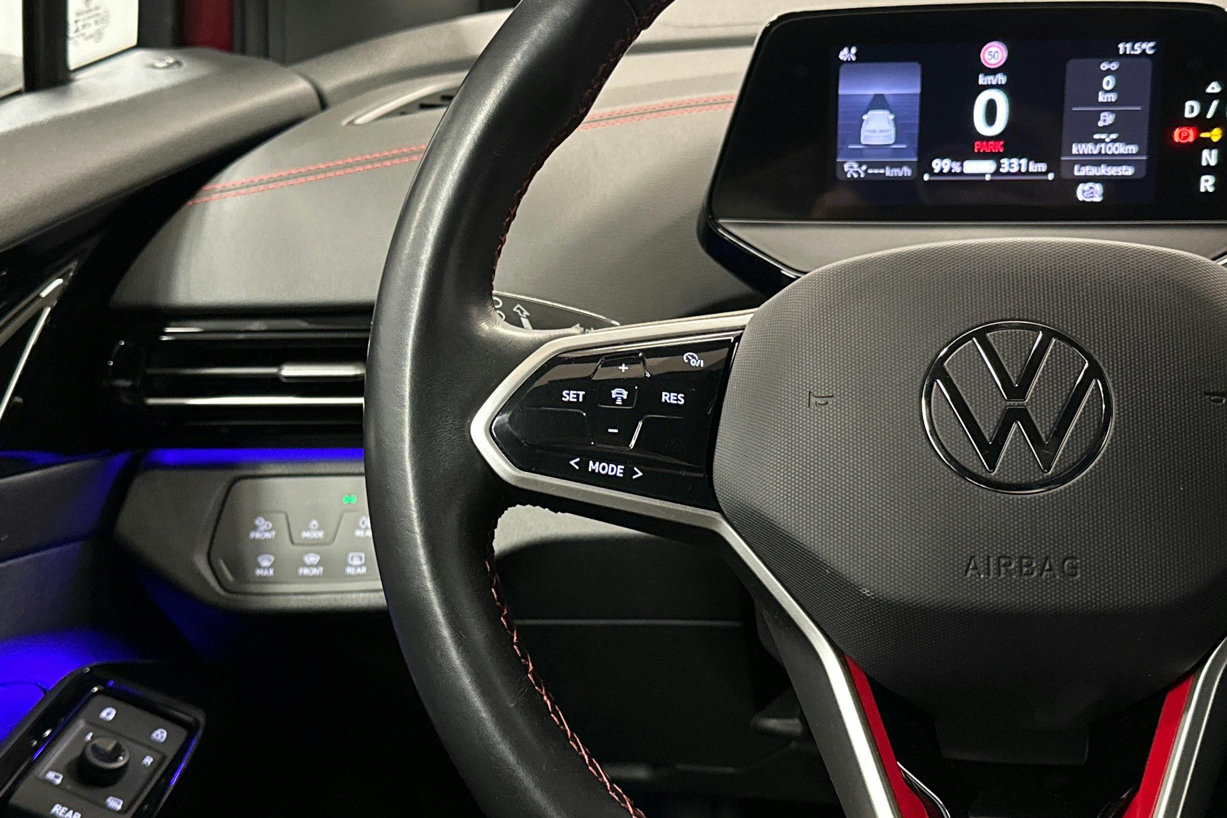 punainen Volkswagen ID.4 2022 kuva 17.