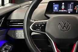 punainen Volkswagen ID.4 2022 kuva 17.