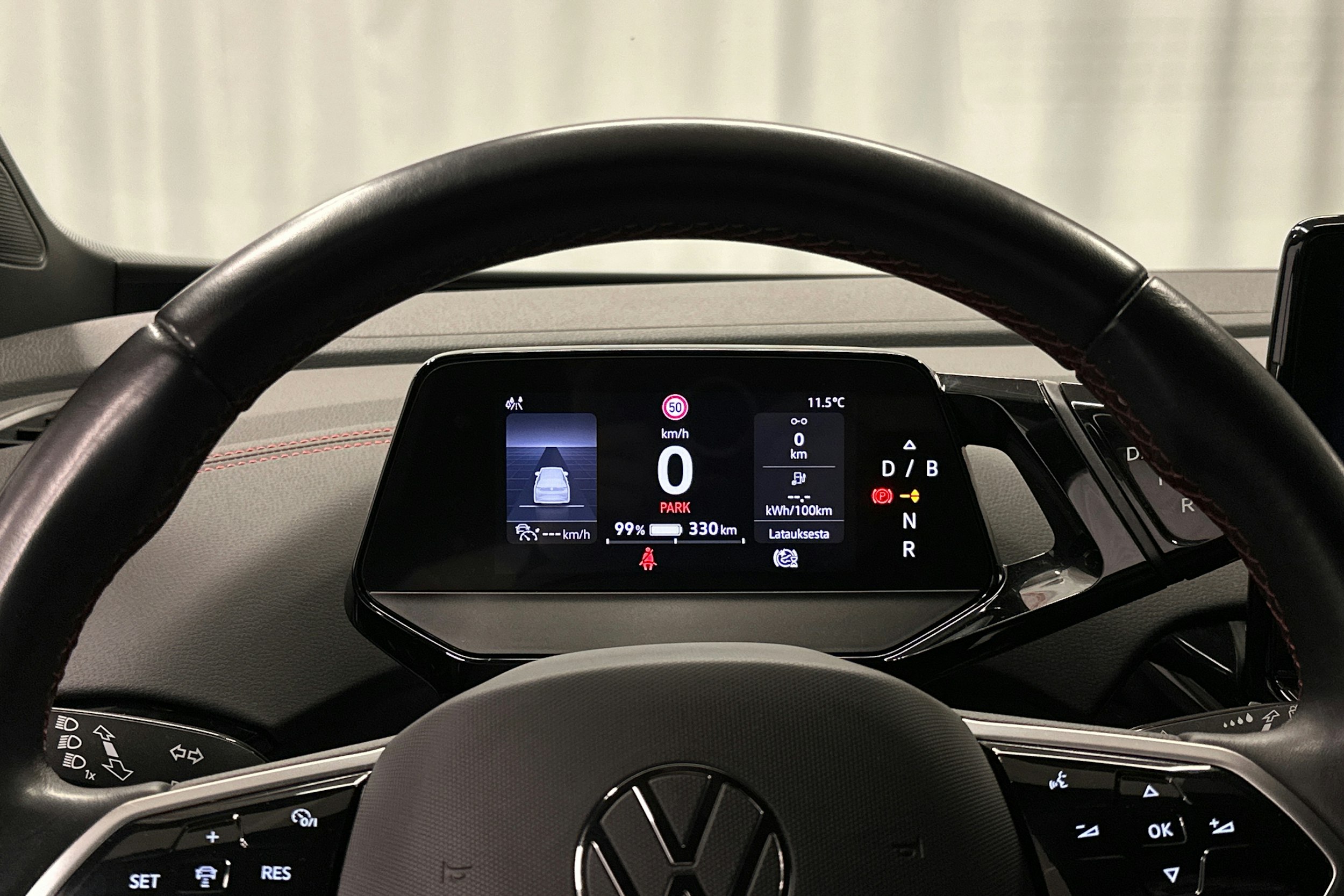 punainen Volkswagen ID.4 2022 kuva 19.