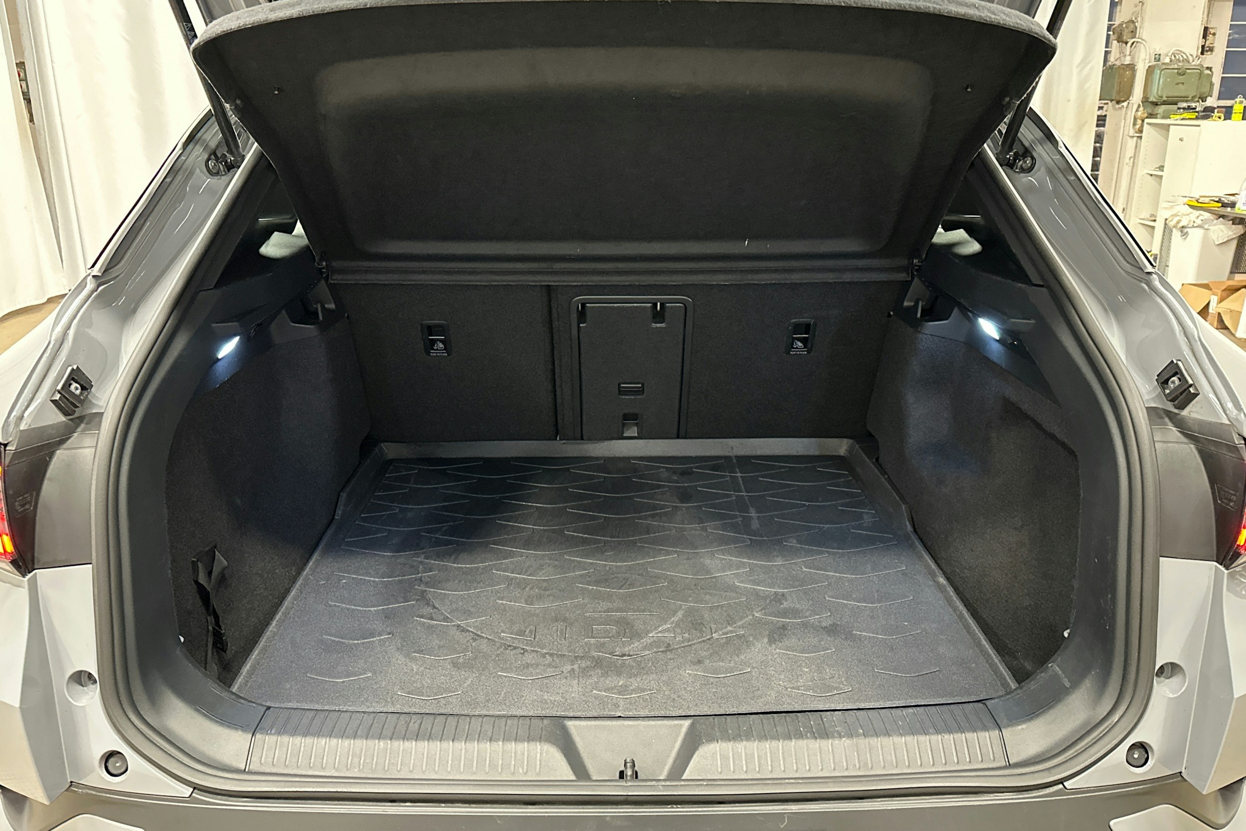 harmaa Volkswagen ID.4 2023 kuva 16.