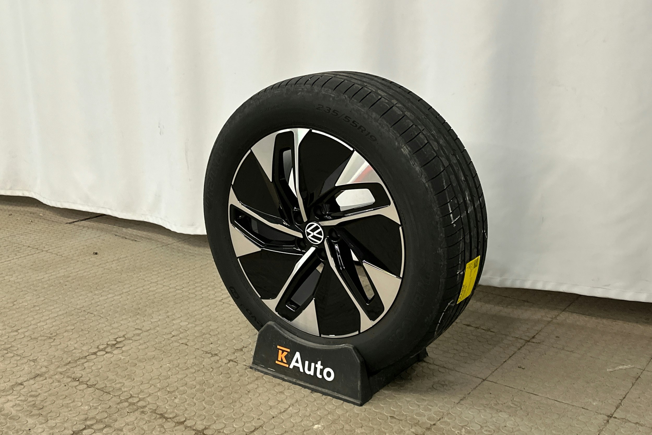 harmaa Volkswagen ID.4 2023 kuva 13.