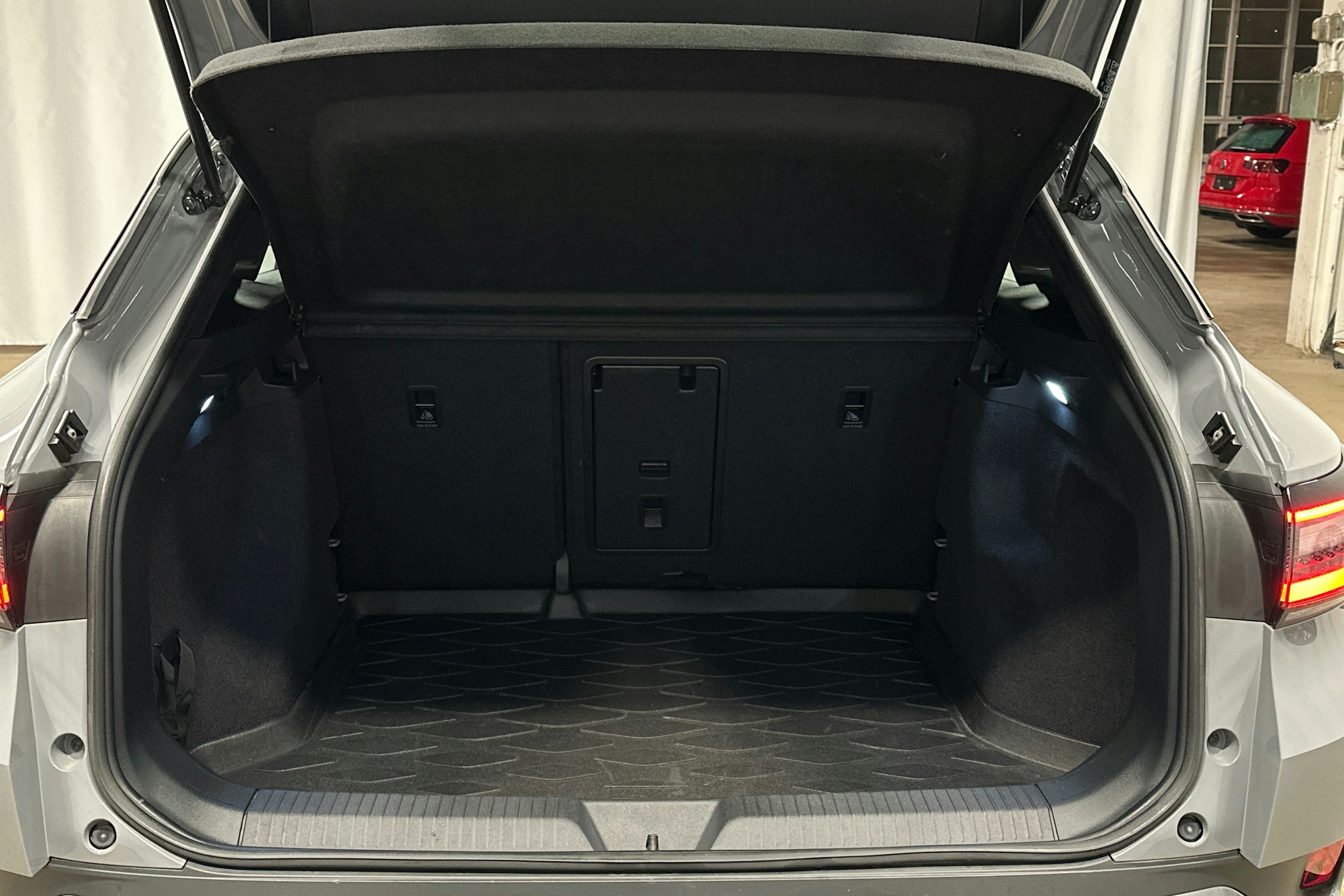 harmaa Volkswagen ID.4 2023 kuva 14.