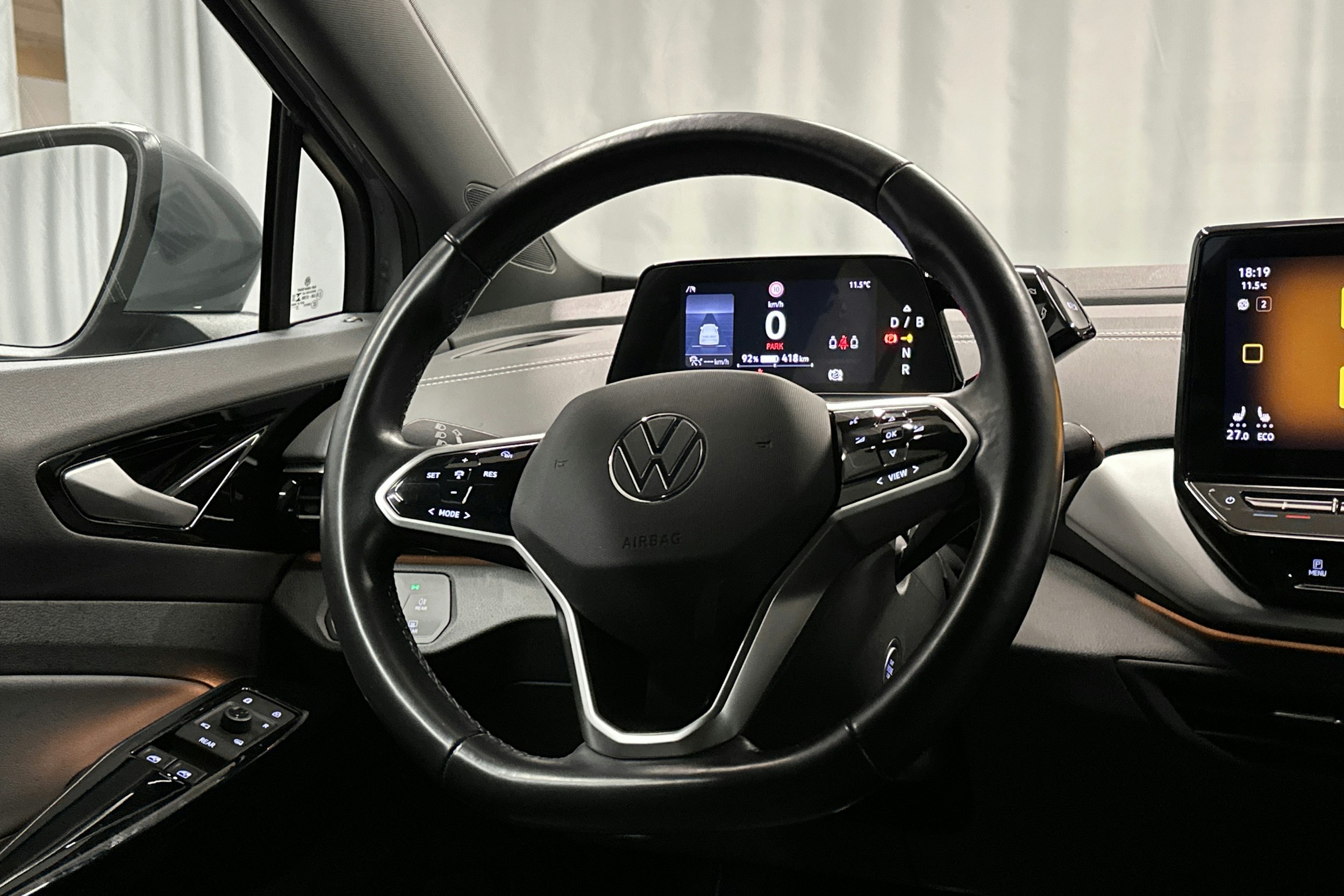 harmaa Volkswagen ID.4 2023 kuva 16.