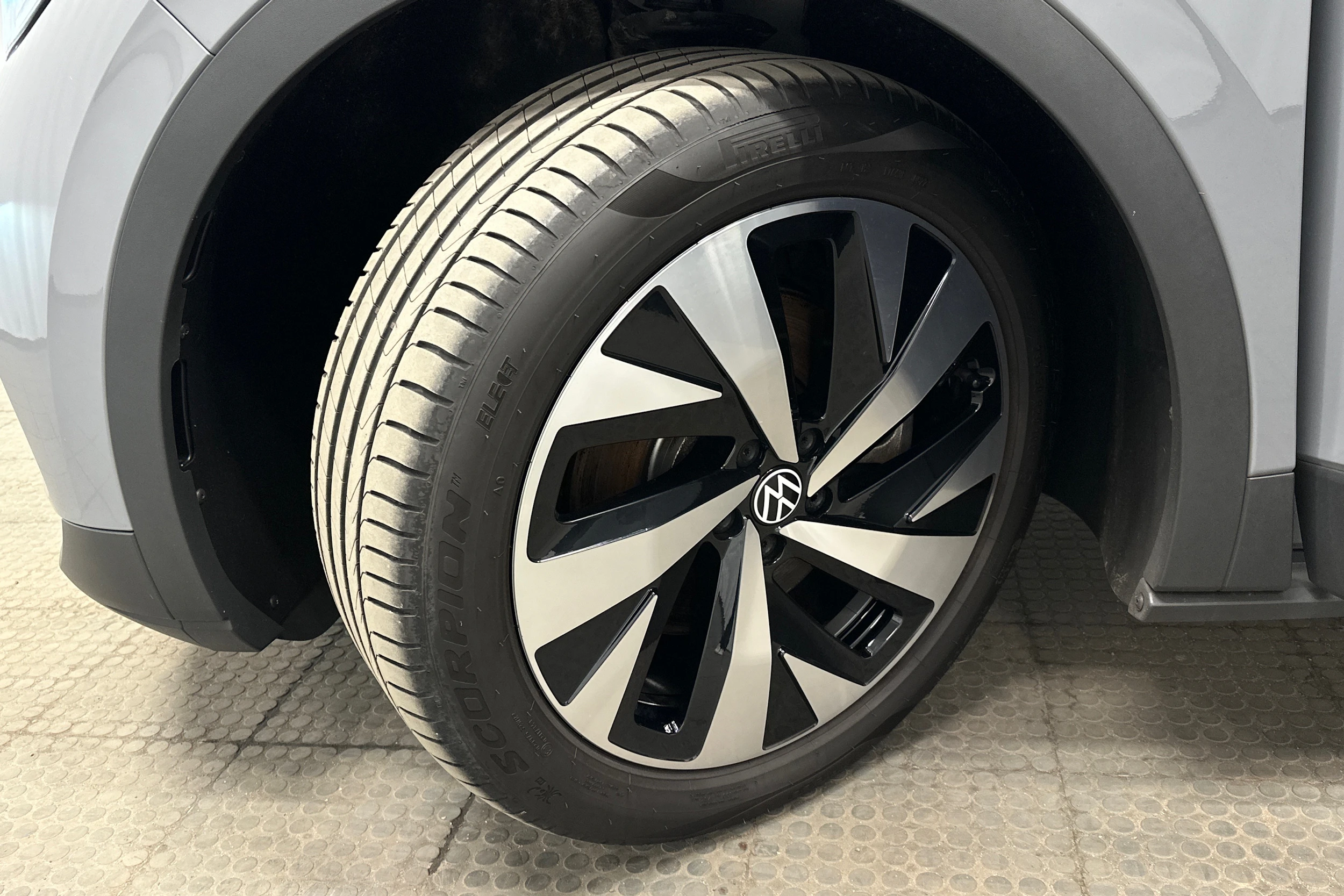 harmaa Volkswagen ID.4 2022 kuva 10.