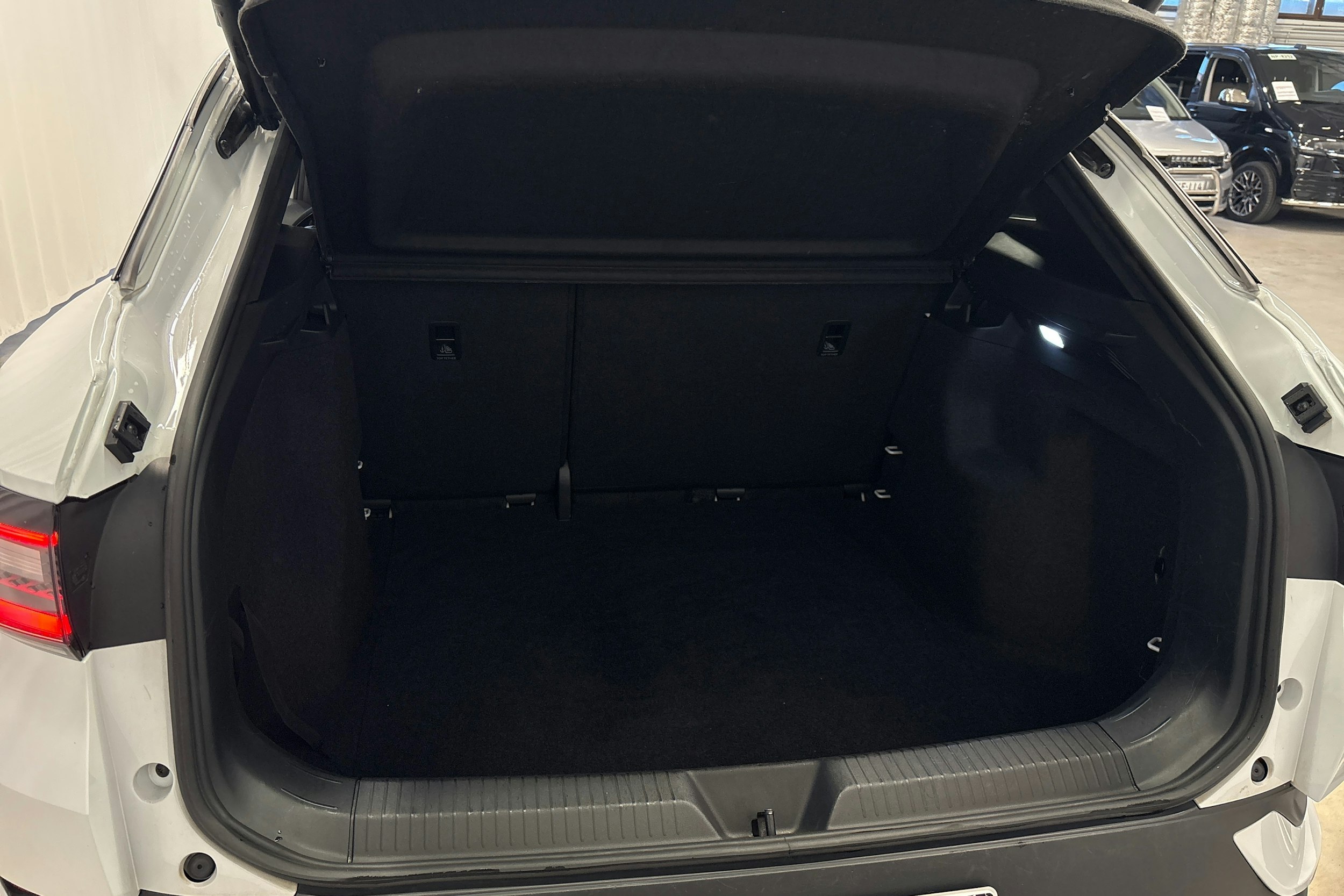 valkoinen Volkswagen ID.4 2022 kuva 13.