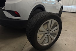 valkoinen Volkswagen ID.4 2022 kuva 14.