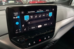 Valkoinen Volkswagen ID.4 2022 kuva 27.