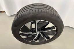 musta Volkswagen ID.4 2022 kuva 16.