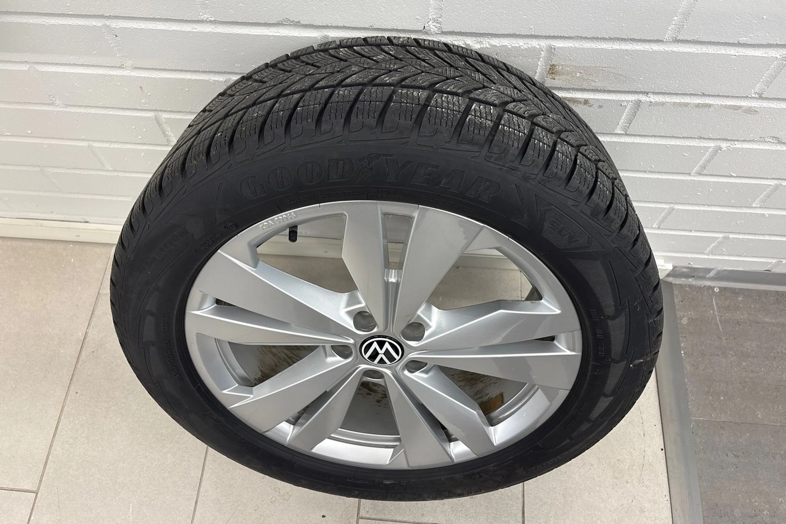 harmaa Volkswagen ID.4 2022 kuva 10.
