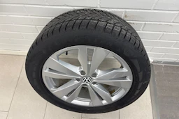 harmaa Volkswagen ID.4 2022 kuva 10.
