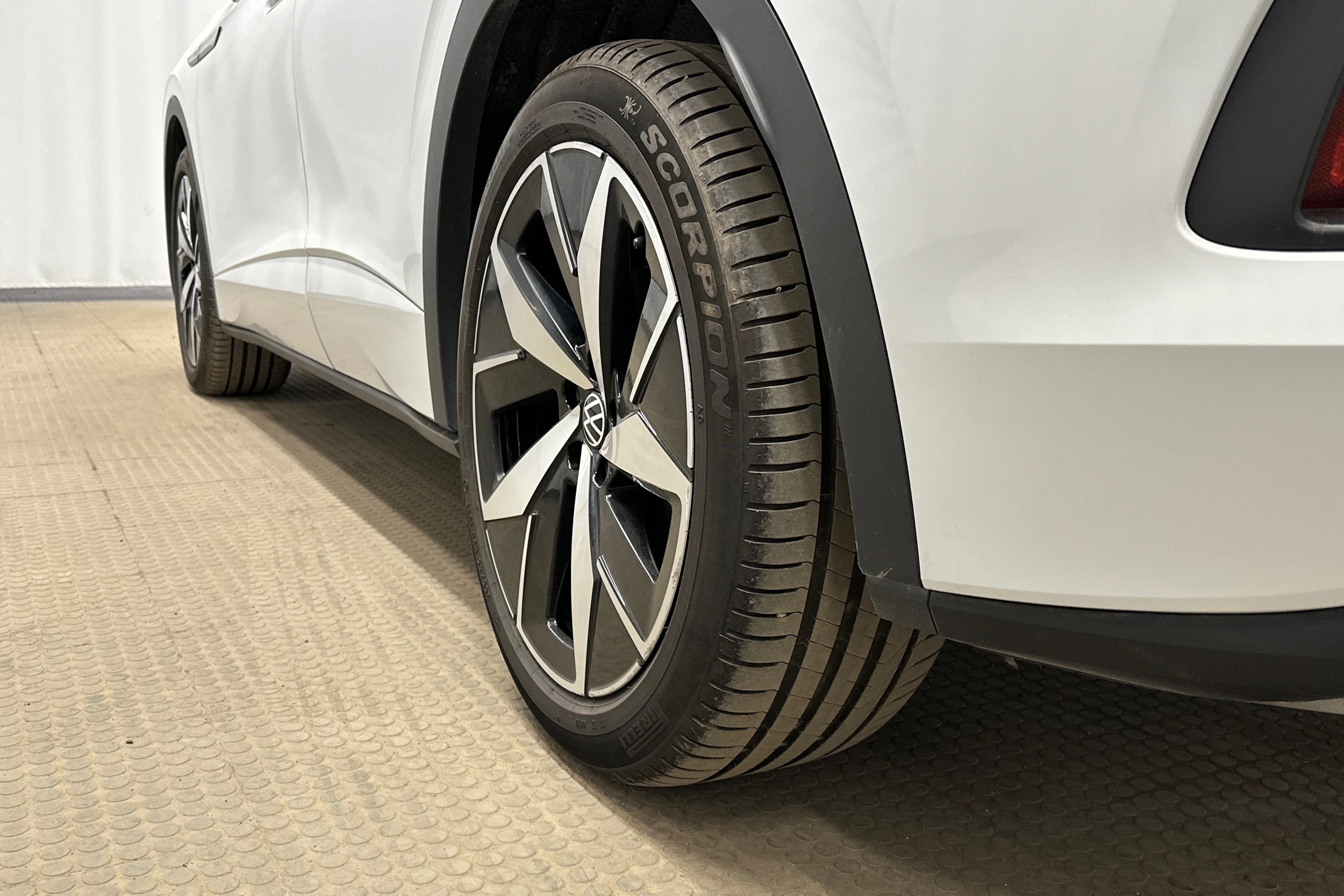 valkoinen Volkswagen ID.4 2022 kuva 10.