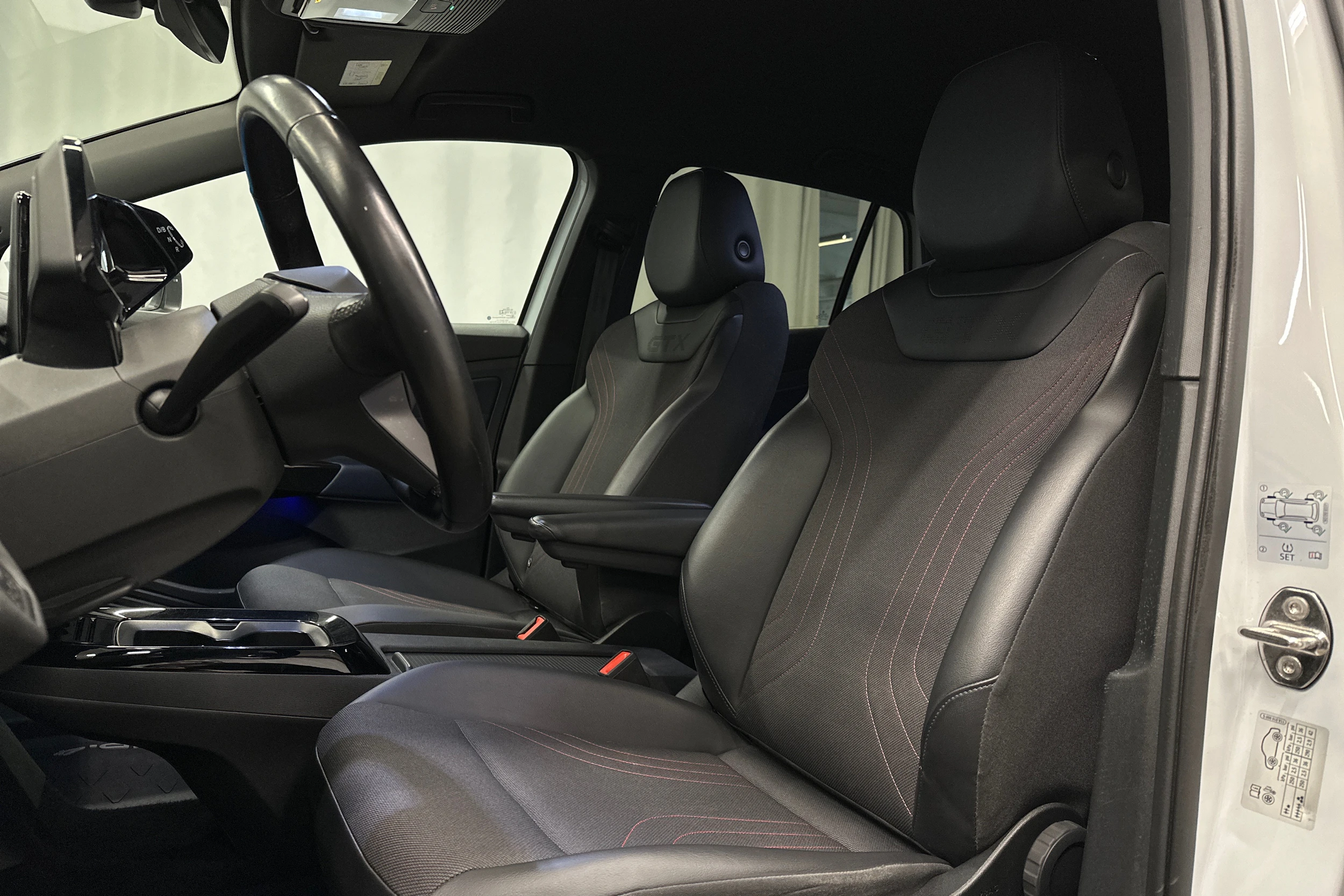 valkoinen Volkswagen ID.4 2022 kuva 12.