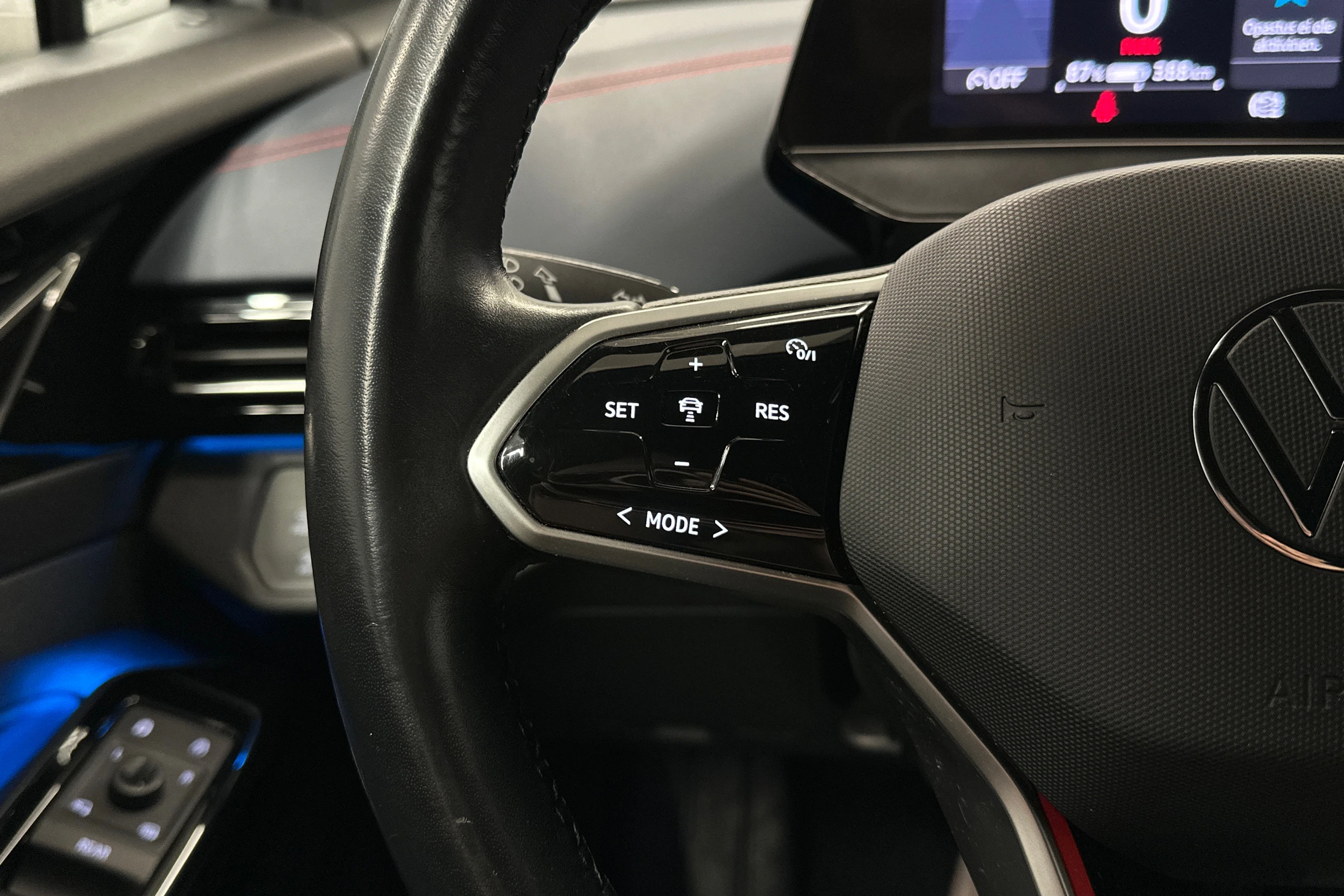 valkoinen Volkswagen ID.4 2022 kuva 14.