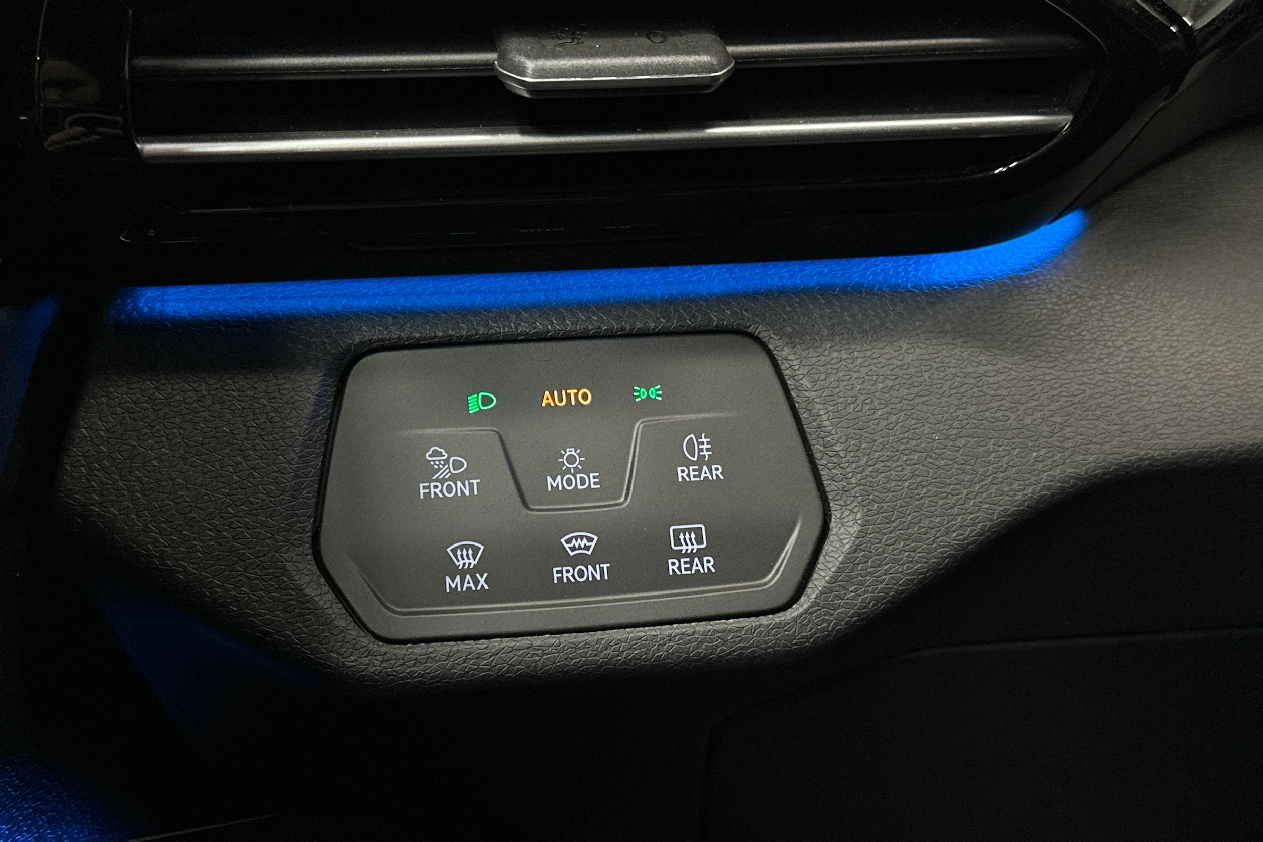 valkoinen Volkswagen ID.4 2022 kuva 16.