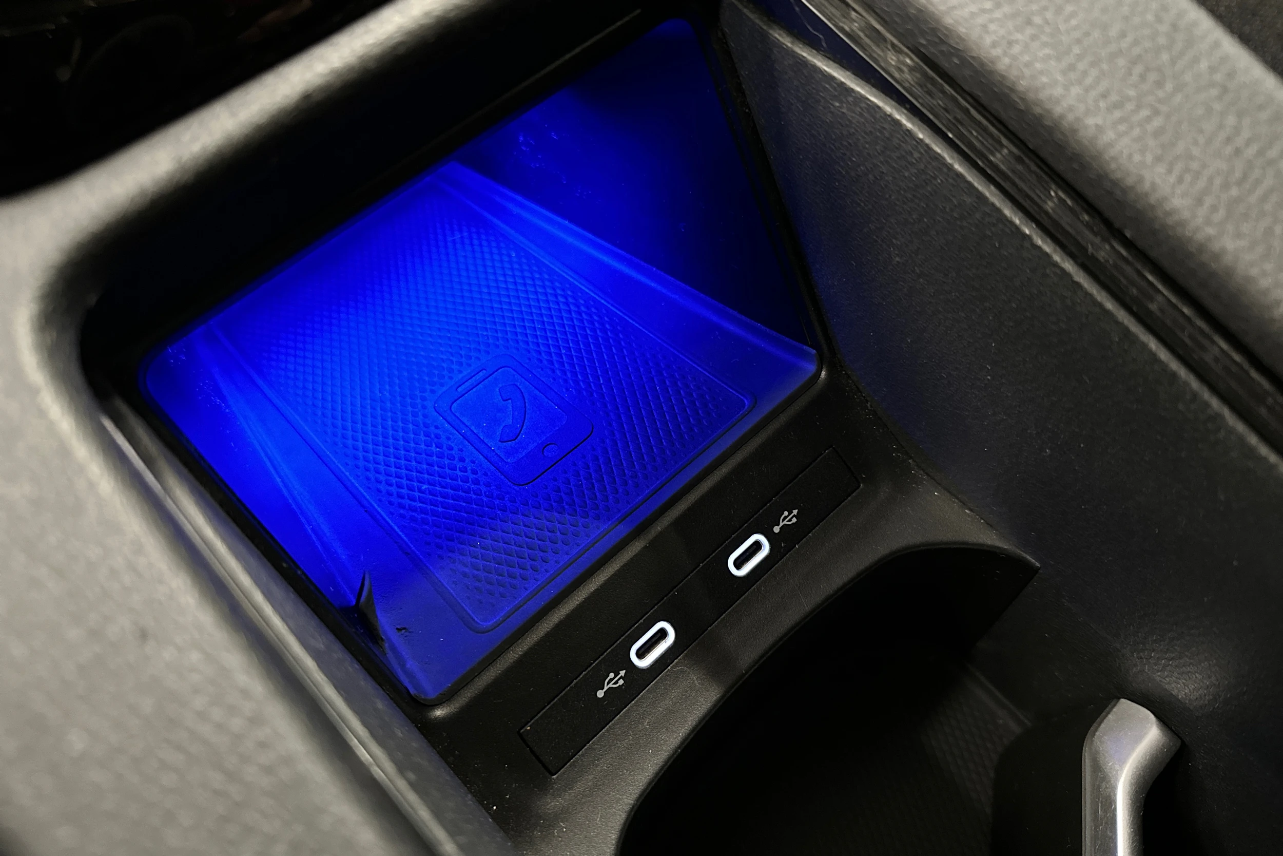 valkoinen Volkswagen ID.4 2022 kuva 27.