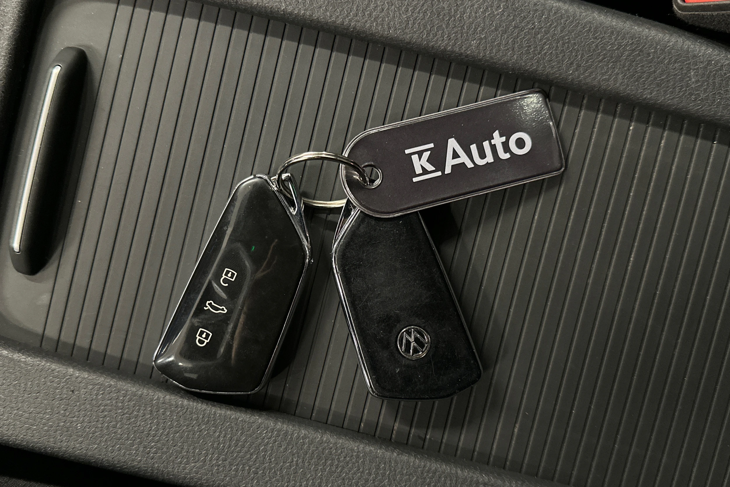 valkoinen Volkswagen ID.4 2022 kuva 28.