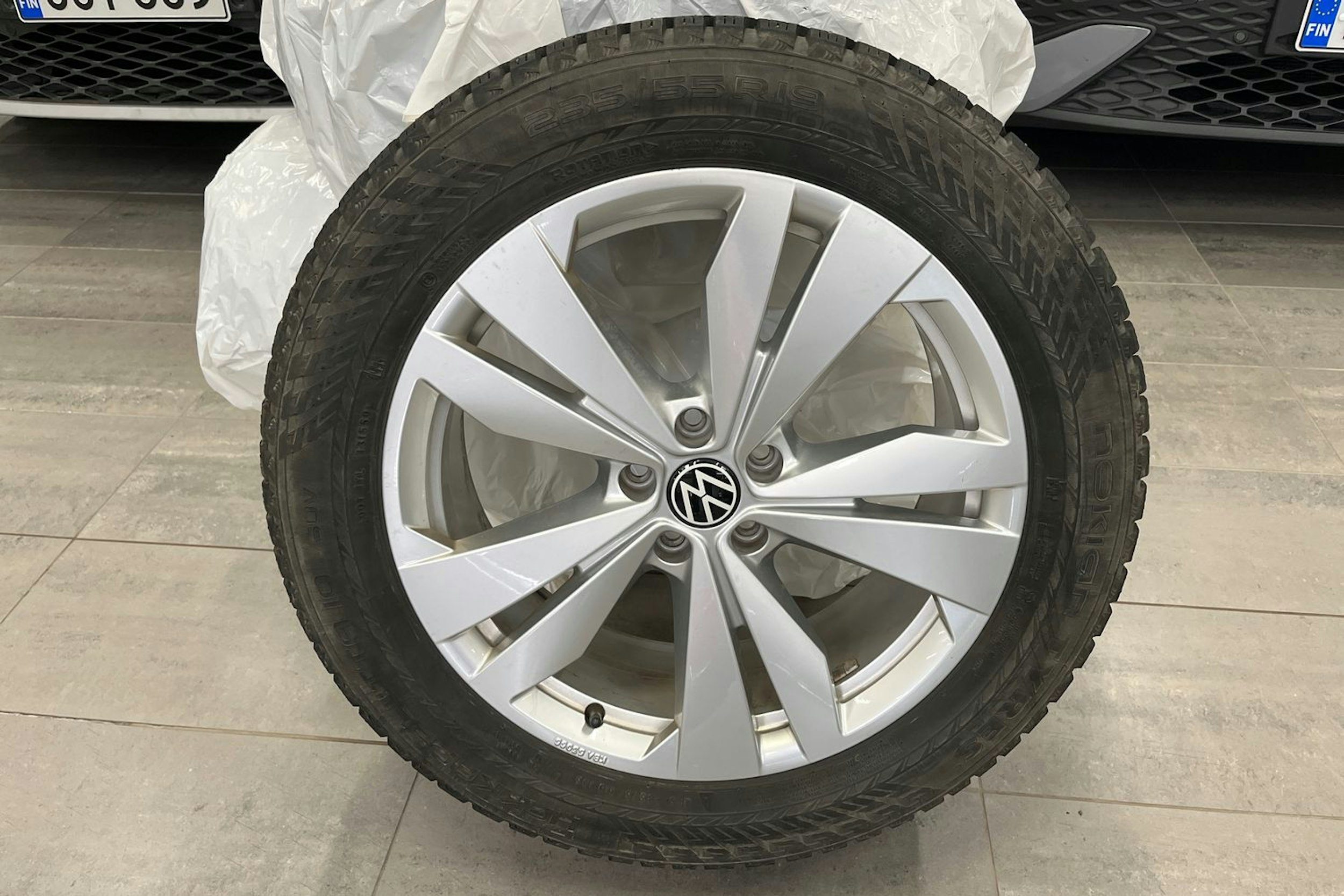 harmaa Volkswagen ID.4 2022 kuva 19.