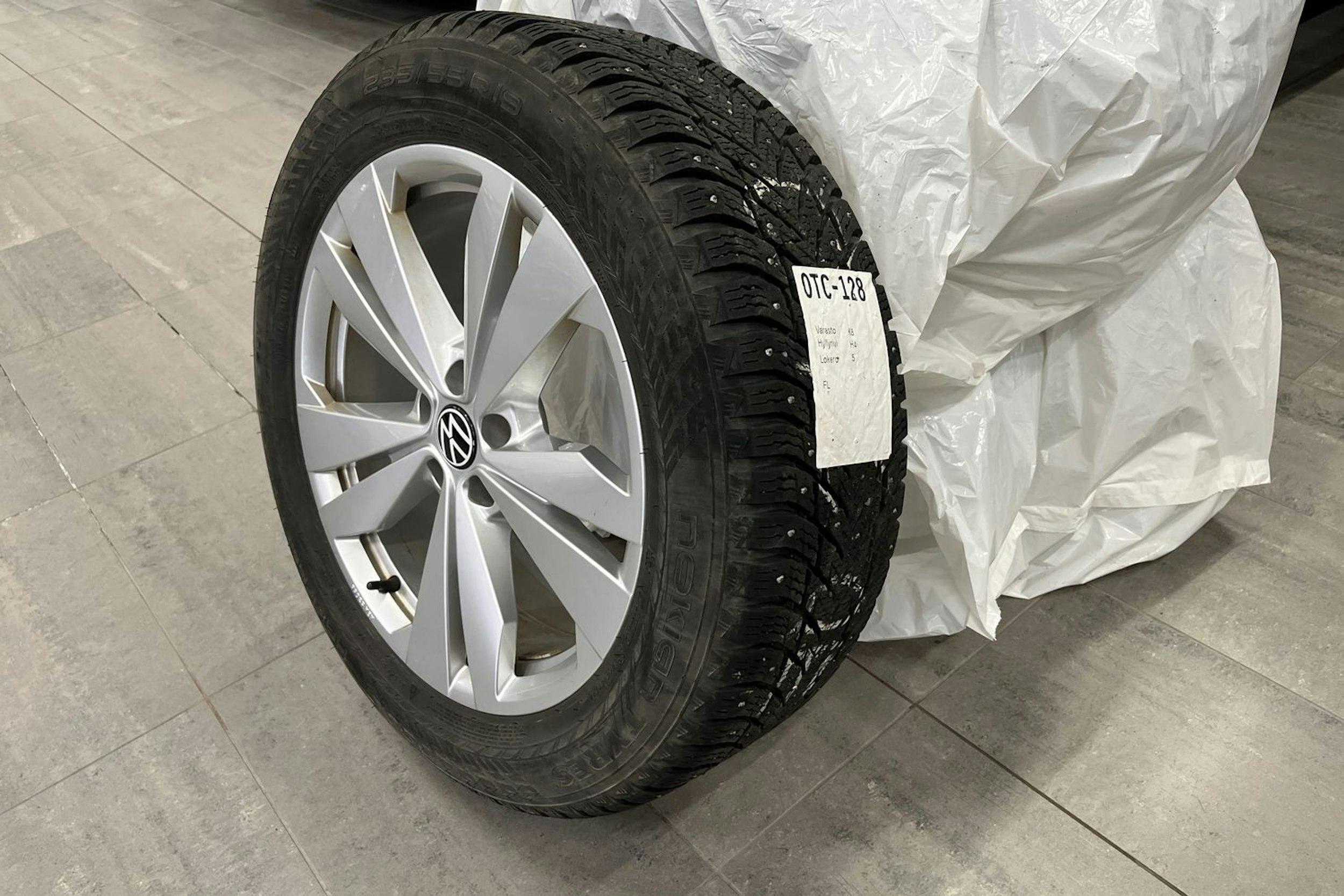 harmaa Volkswagen ID.4 2022 kuva 20.