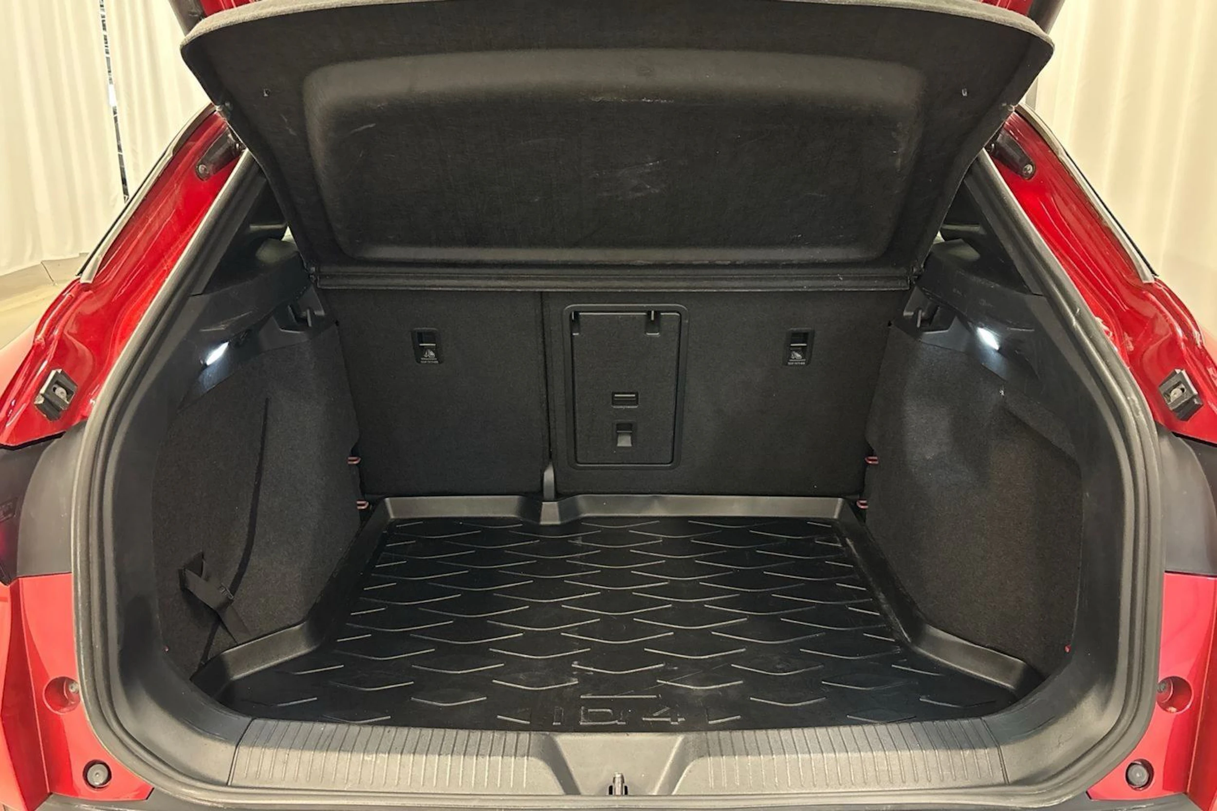 punainen Volkswagen ID.4 2022 kuva 12.