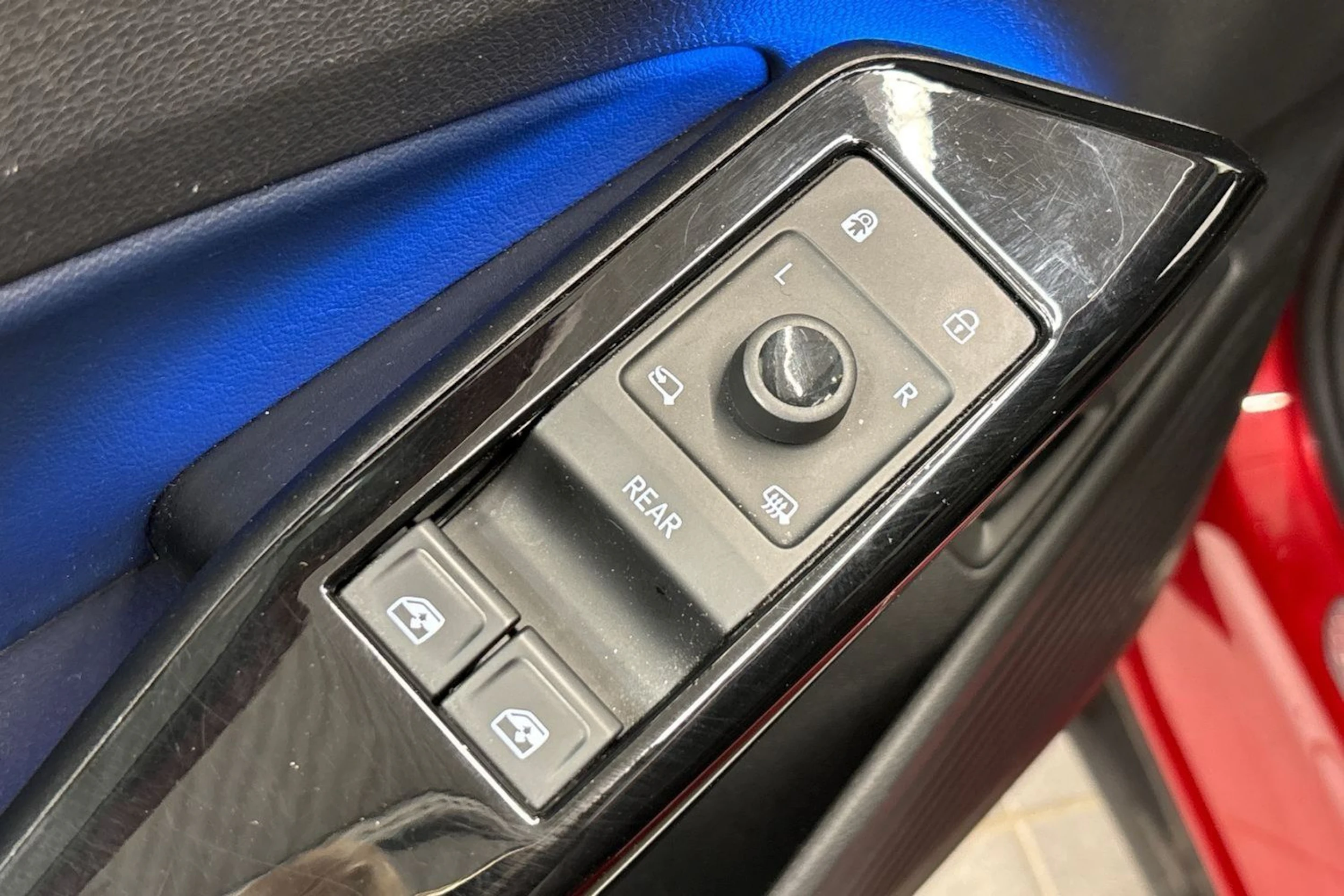 punainen Volkswagen ID.4 2022 kuva 14.