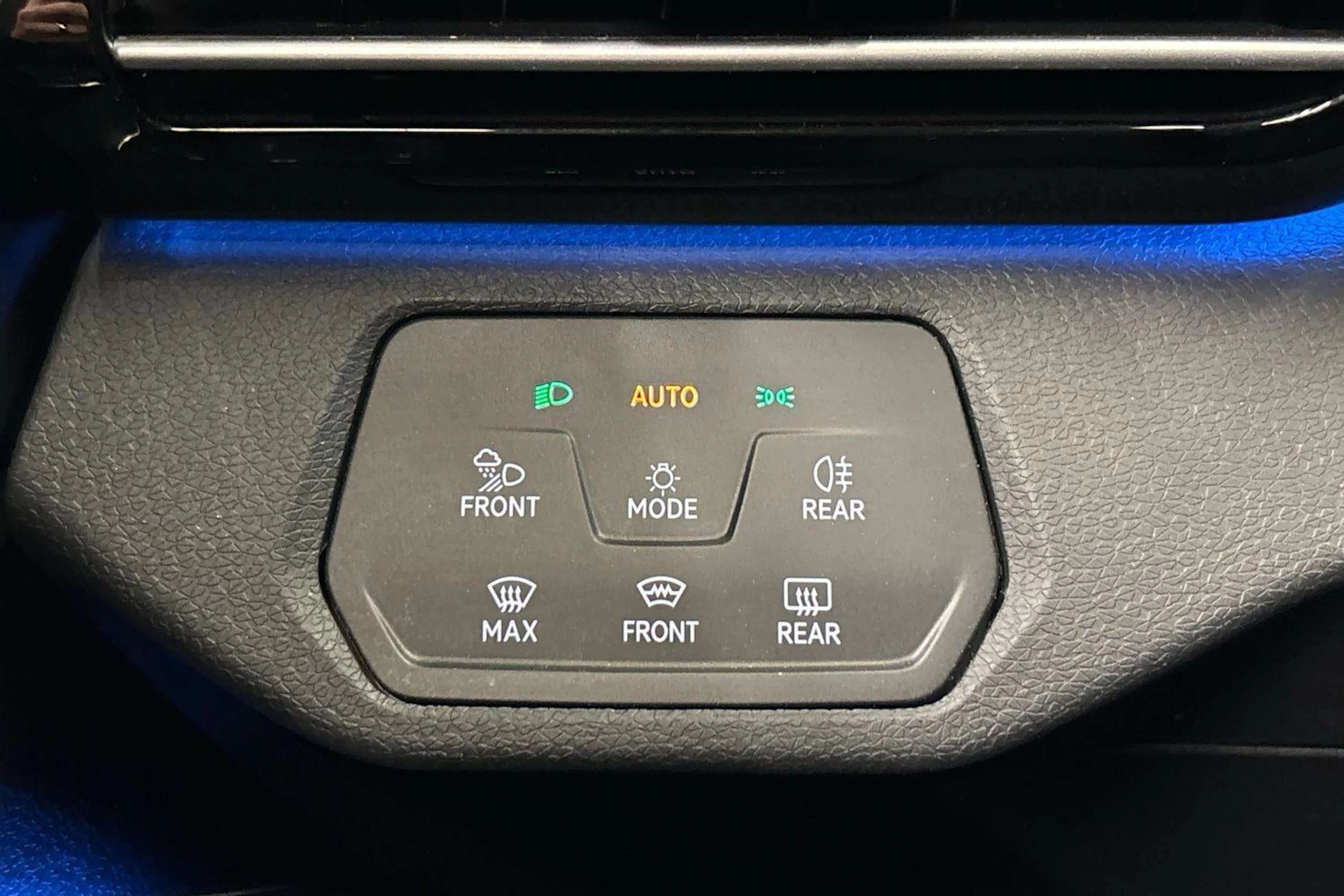 punainen Volkswagen ID.4 2022 kuva 15.