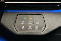punainen Volkswagen ID.4 2022 kuva 15.