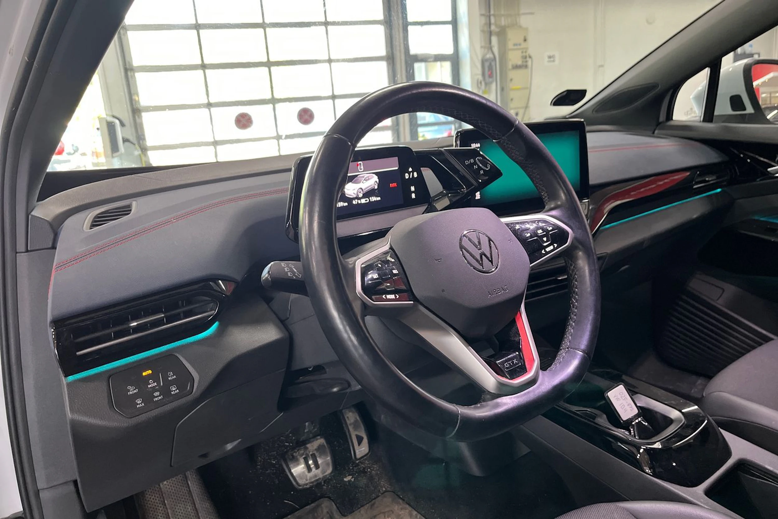 Valkoinen Volkswagen ID.4 2022 kuva 6.