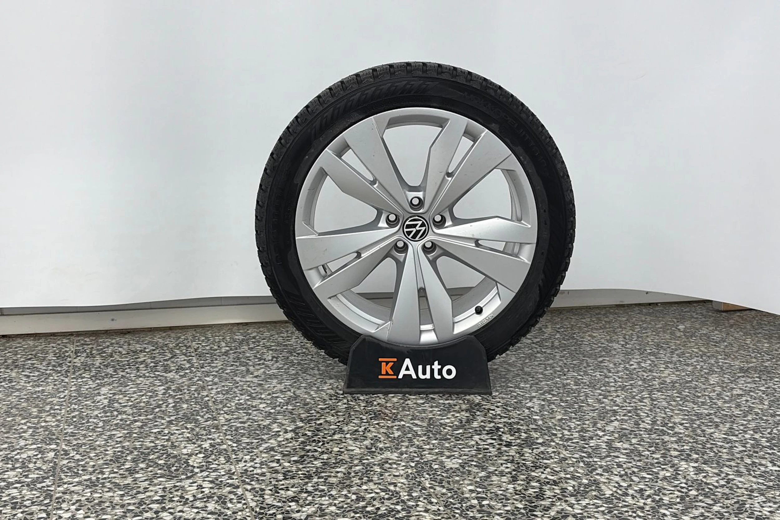 valkoinen Volkswagen ID.4 2022 kuva 13.