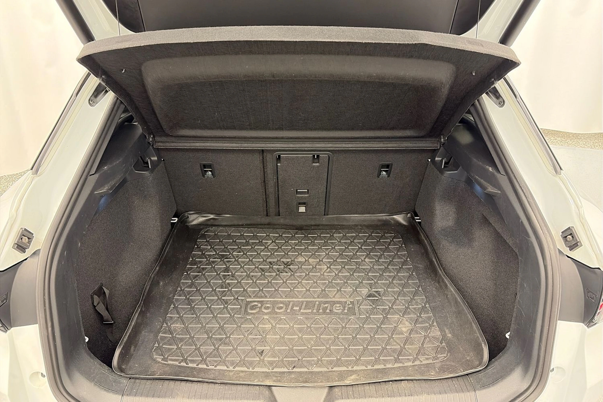 valkoinen Volkswagen ID.4 2022 kuva 15.