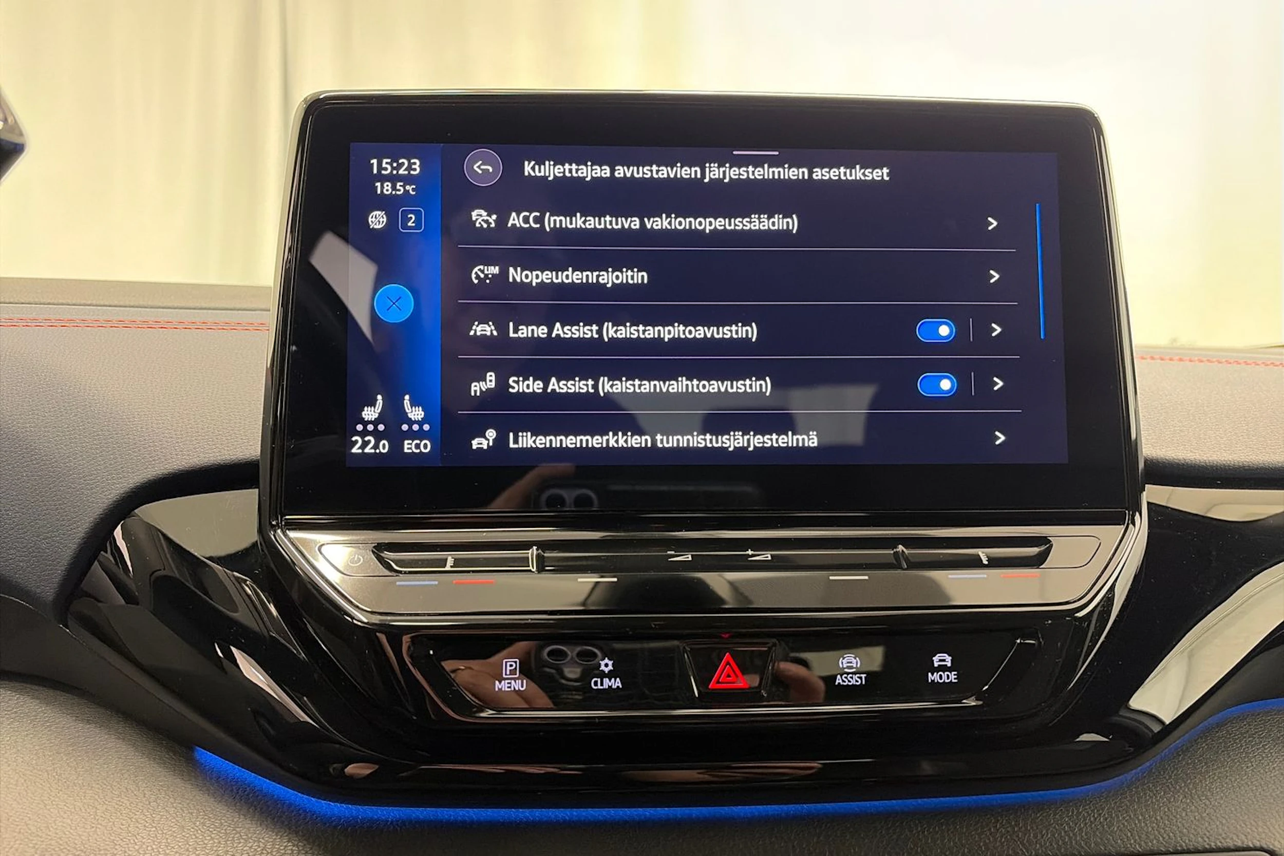 valkoinen Volkswagen ID.4 2022 kuva 24.