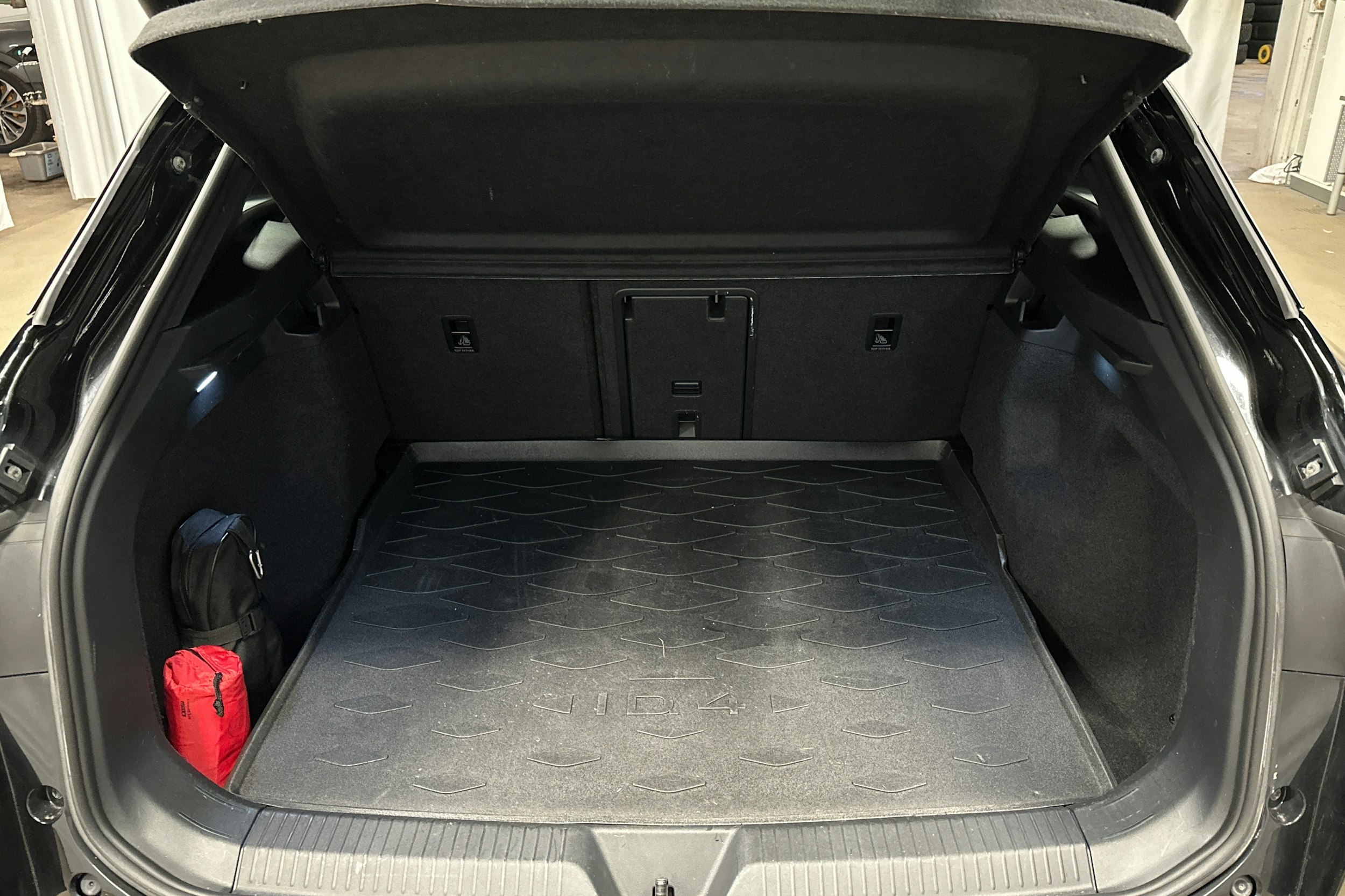 musta Volkswagen ID.4 2022 kuva 11.
