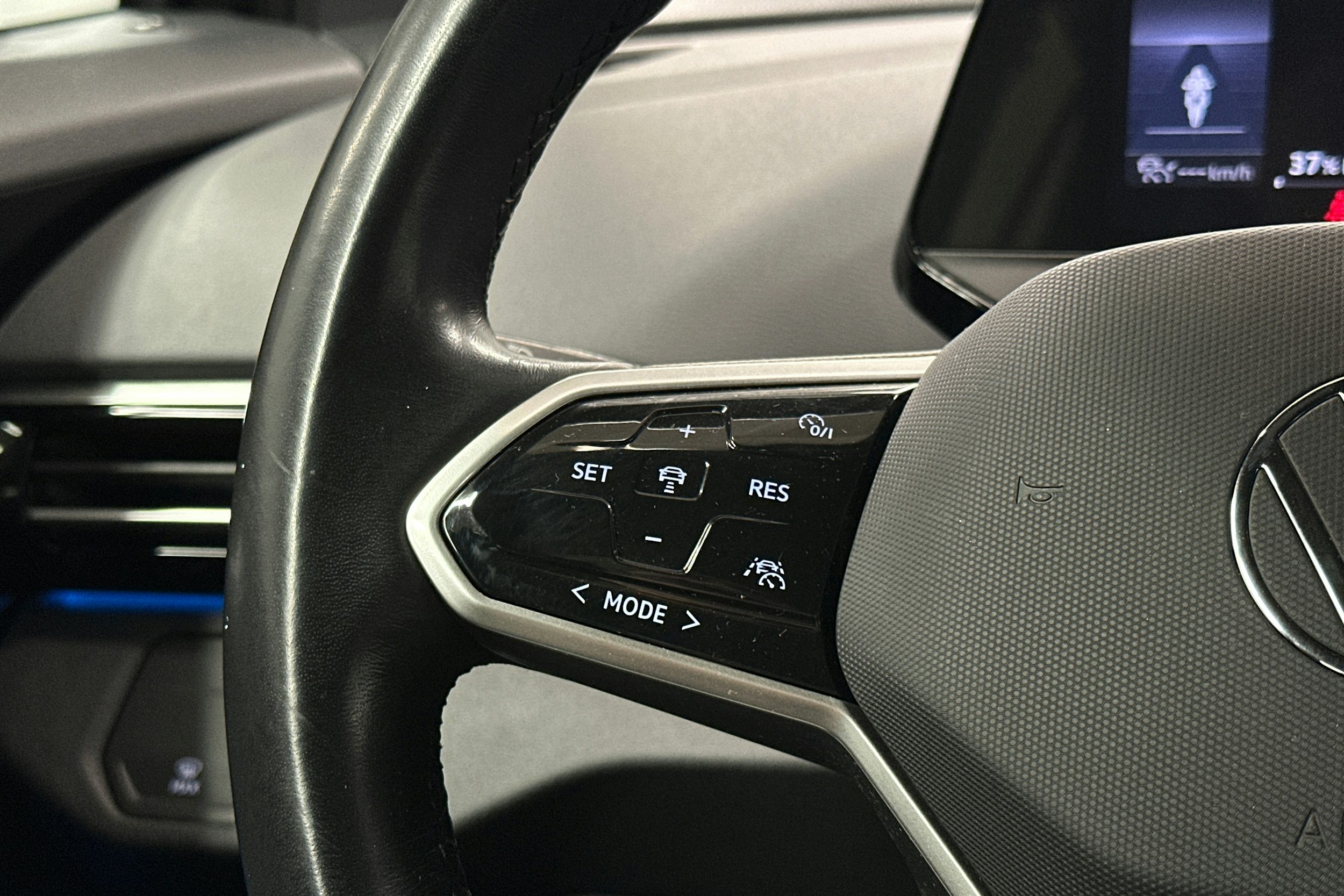 musta Volkswagen ID.4 2022 kuva 19.