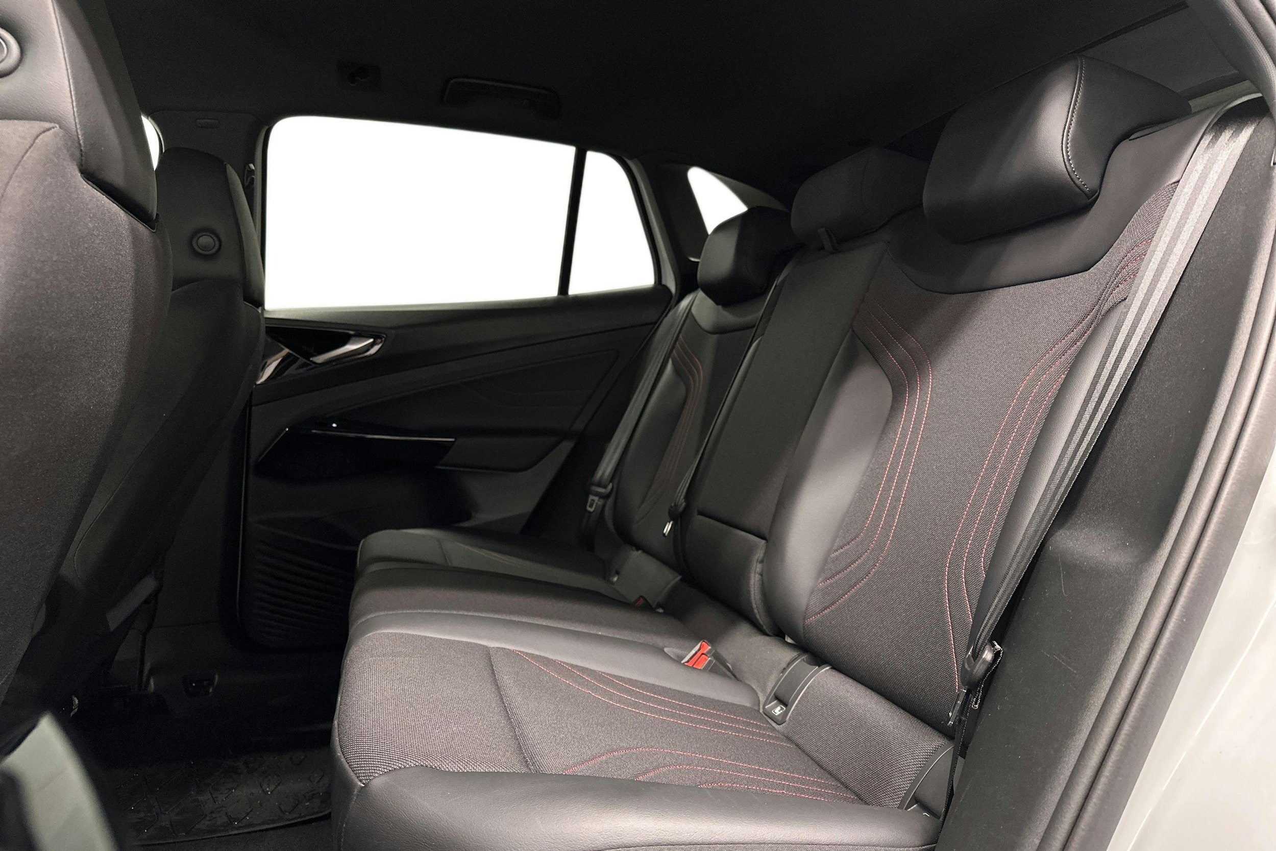 valkoinen Volkswagen ID.4 2023 kuva 10.