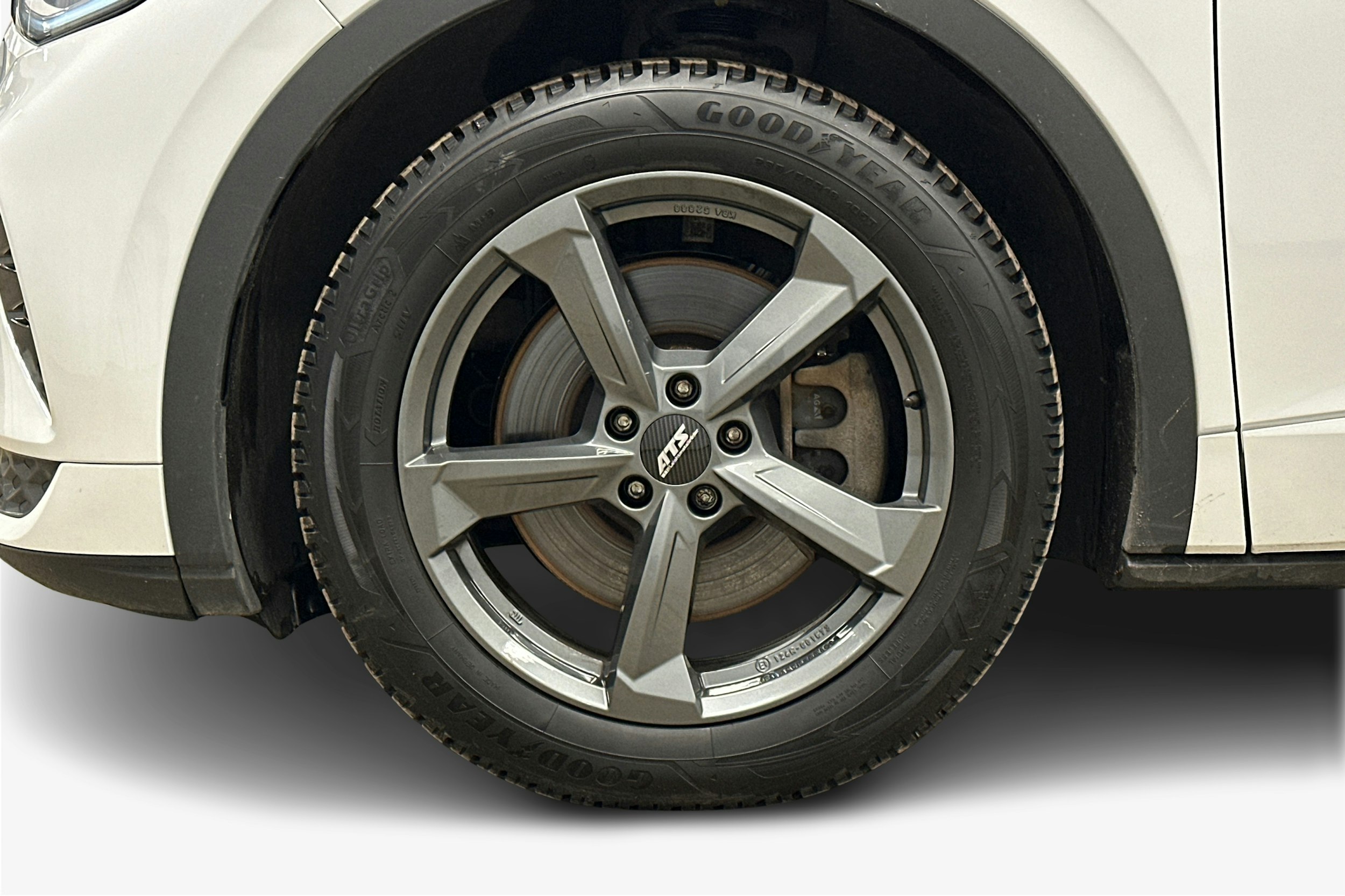 valkoinen Volkswagen ID.4 2023 kuva 11.