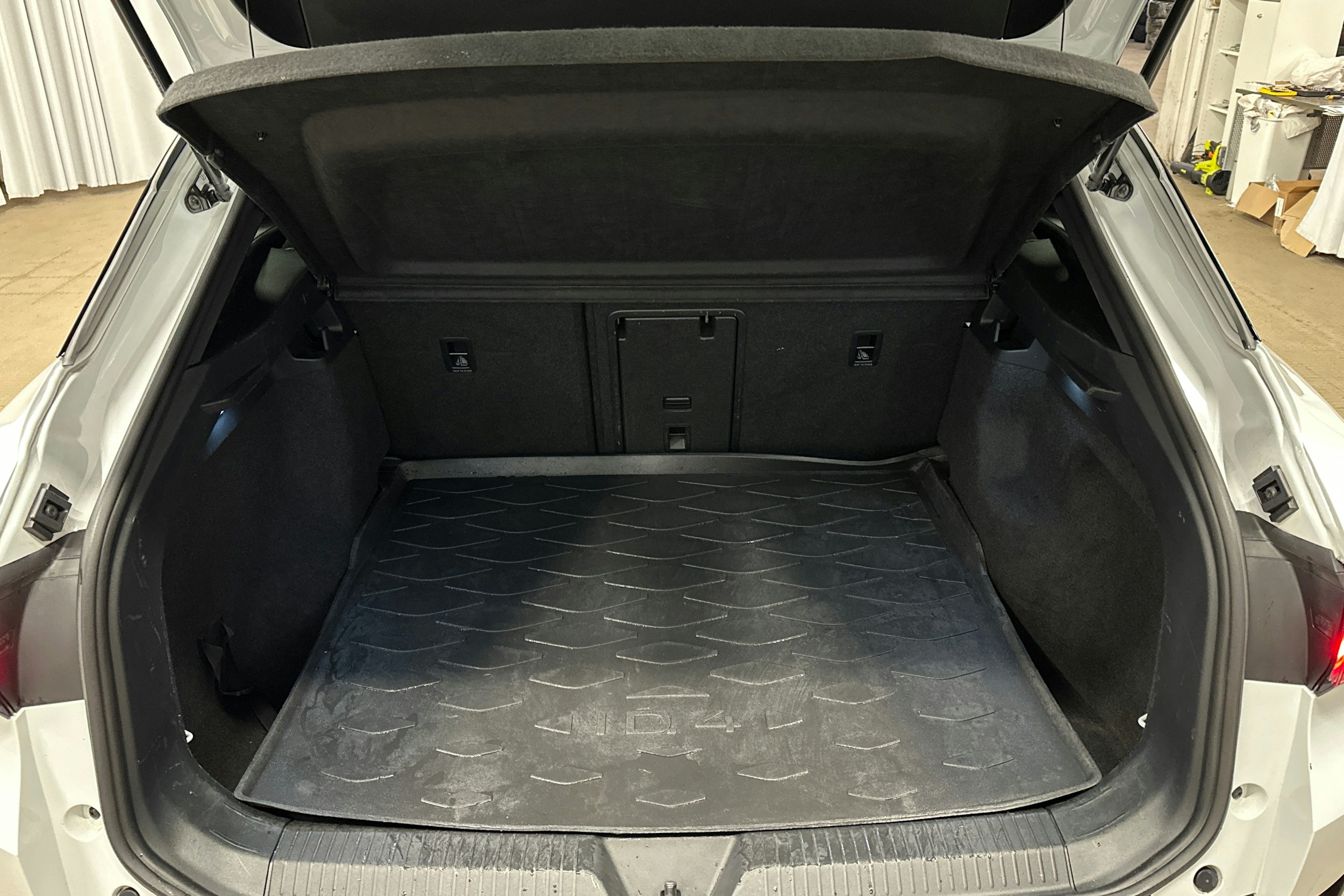 valkoinen Volkswagen ID.4 2023 kuva 14.