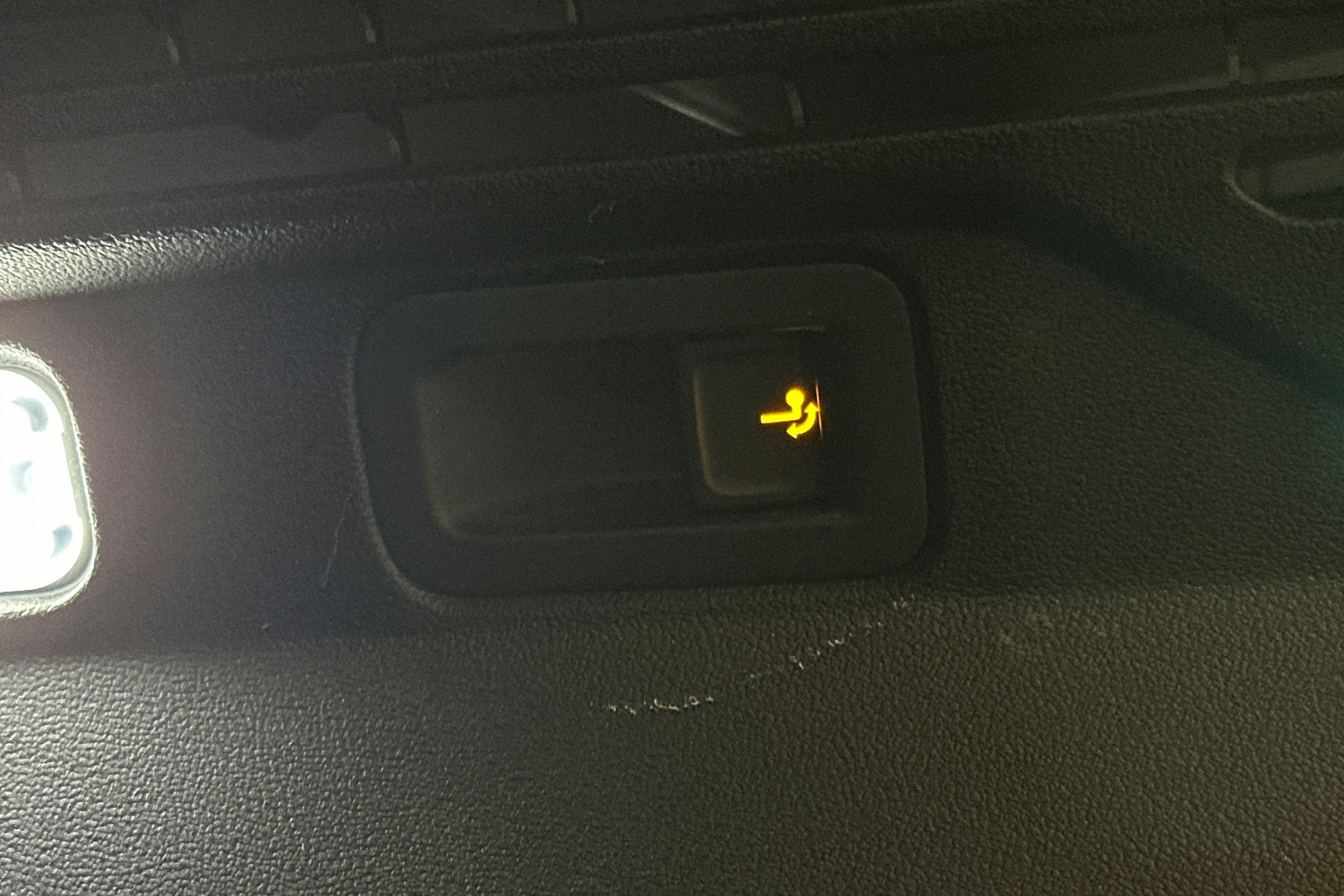 valkoinen Volkswagen ID.4 2023 kuva 15.