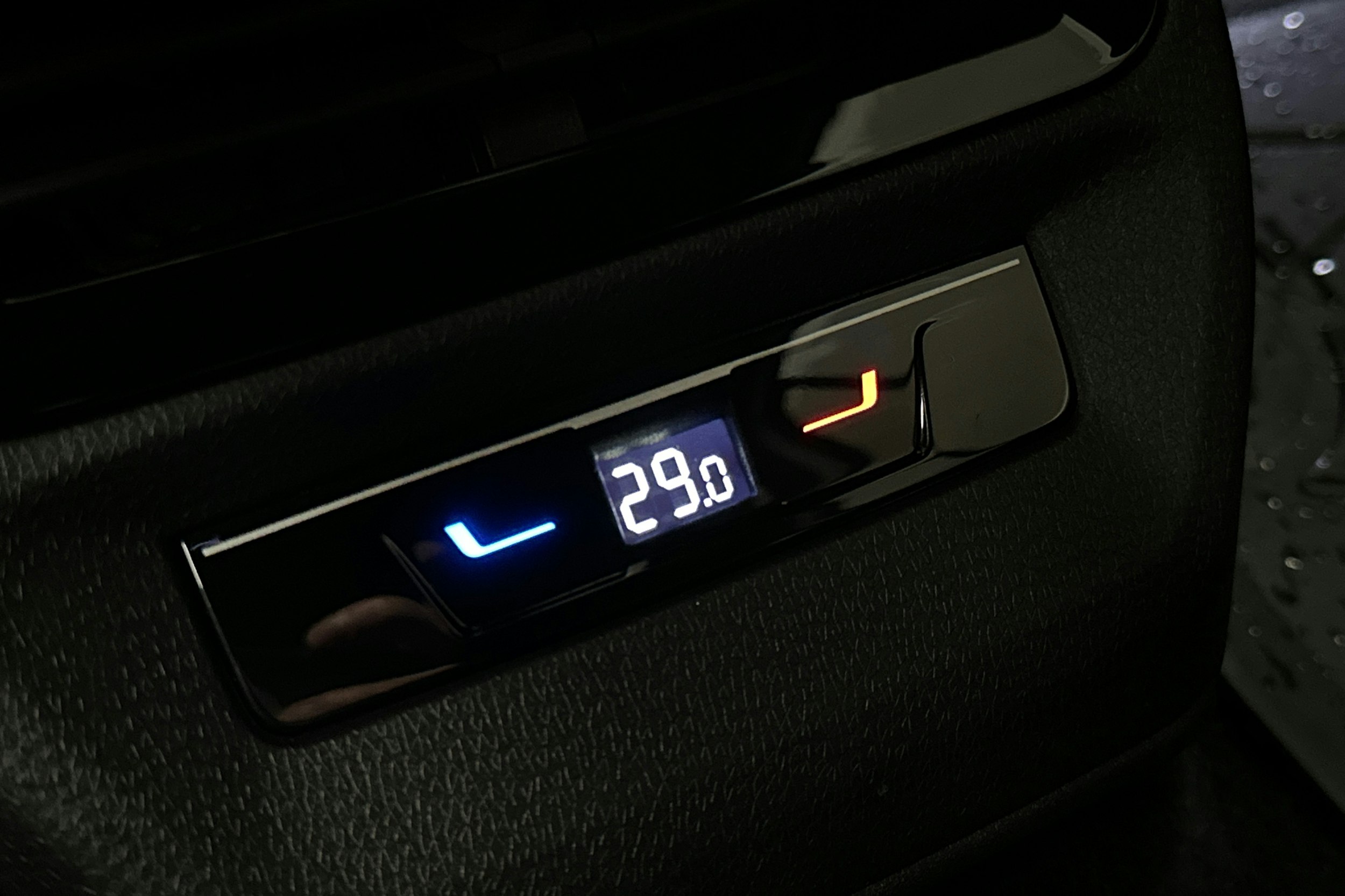 valkoinen Volkswagen ID.4 2023 kuva 16.