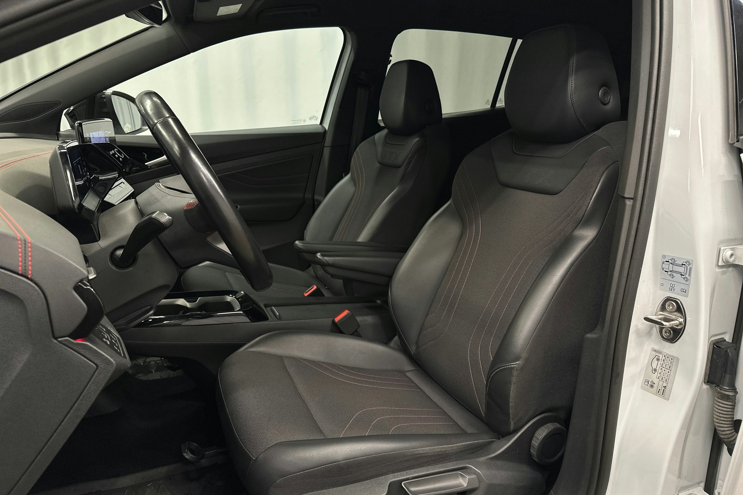 valkoinen Volkswagen ID.4 2023 kuva 17.