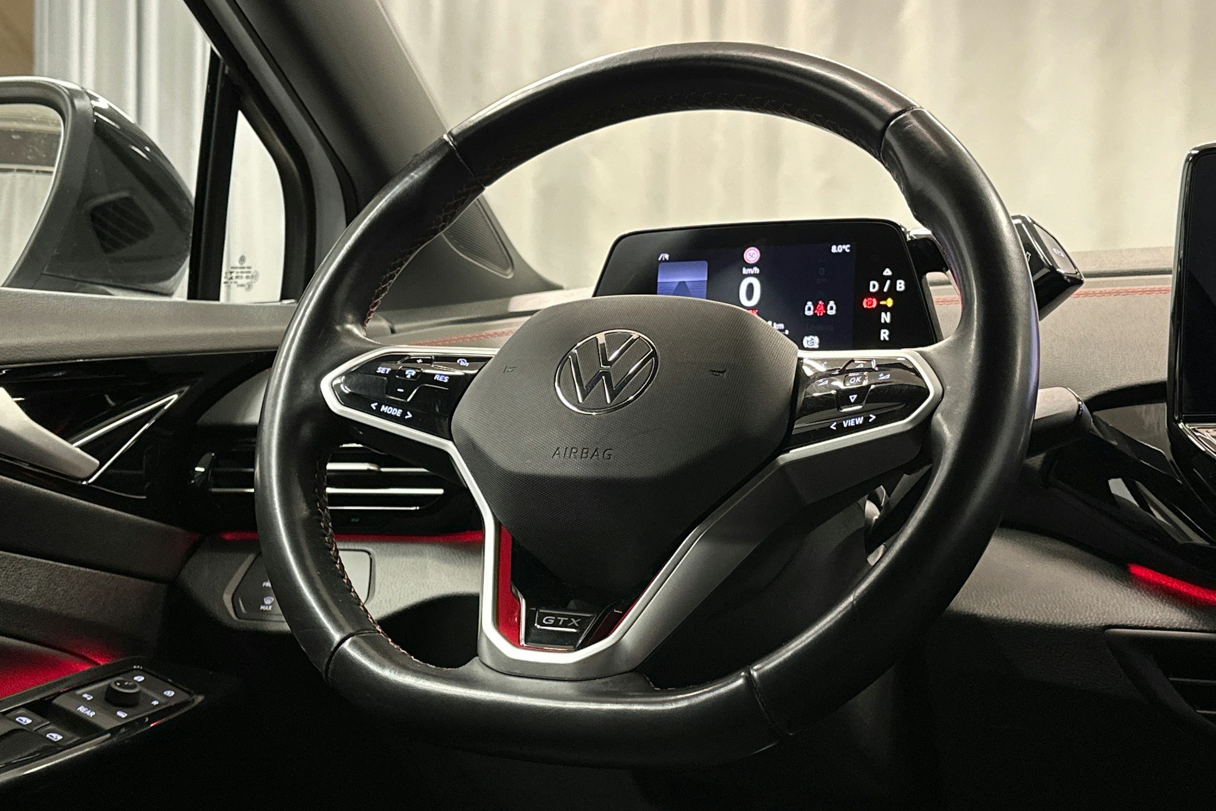 valkoinen Volkswagen ID.4 2023 kuva 18.